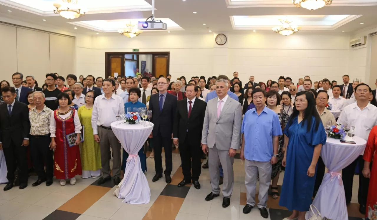 Buổi lễ còn có sự tham gia của những cán bộ từng công tác tại xứ sở bạch dương , cựu du học sinh, đại diện các tổ chức và Đại sứ quán Liên bang Nga tại Việt Nam. (Ảnh: Thành Long)