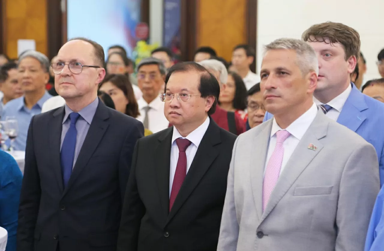 Lần lượt từ trái qua phải Đại sứ Đặc mệnh Toàn quyền Liên bang Nga tại Việt Nam Gennady Stepanovich Bezdetko; Thứ trưởng Bộ Văn hóa, Thể thao & Du lịch Tạ Quang Đông và Đại sứ Đặc mệnh Toàn quyền Cộng hòa Belarus tại Việt Nam Vladimir Vladimirovich Borovikov. (Ảnh: Thành Long) Lần lượt từ trái qua phải Đại sứ Đặc mệnh Toàn quyền Liên bang Nga tại Việt Nam Gennady Stepanovich Bezdetko; Thứ trưởng Bộ Văn hóa, Thể thao & Du lịch Tạ Quang Đông và Đại sứ Đặc mệnh Toàn quyền Cộng hòa Belarus tại Việt Nam Vladimir Vladimirovich Borovikov. (Ảnh: Thành Long)