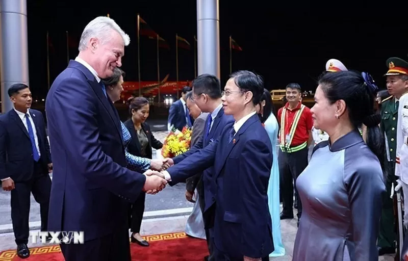 Tổng thống Cộng hòa Lithuania và Phu nhân đến Hà Nội, bắt đầu chuyến thăm chính thức Việt Nam