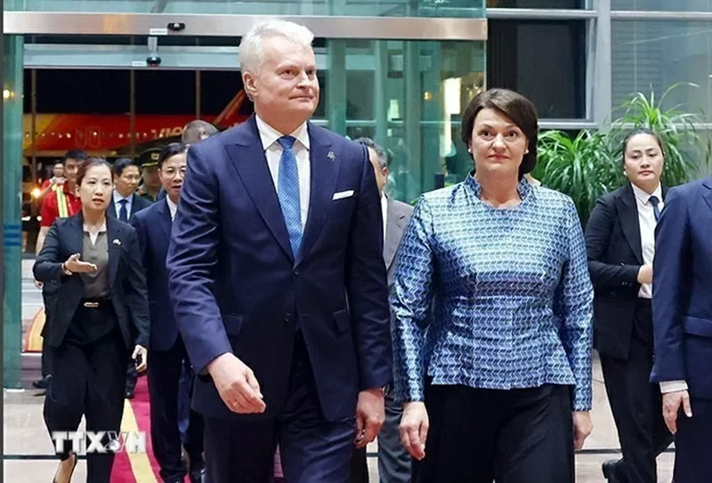 Tổng thống Cộng hòa Lithuania và Phu nhân đến Hà Nội, bắt đầu chuyến thăm chính thức Việt Nam