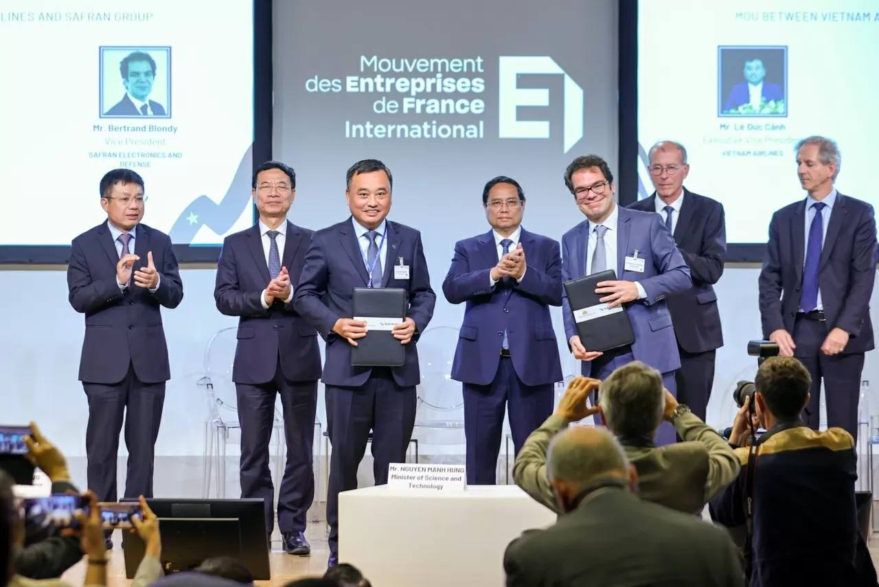 Thủ tướng chứng kiến lễ trao bản ghi nhớ (MOU) giữa Vietnam Airlines và Tập đoàn Safran Electronics &Defense về thỏa thuận thuê hệ thống phân tích dữ liệu bay giai đoạn từ năm 2026-2030 - Ảnh: VGP/Nhật Bắc Thủ tướng chứng kiến lễ trao bản ghi nhớ (MOU) giữa Vietnam Airlines và Tập đoàn Safran Electronics &Defense về thỏa thuận thuê hệ thống phân tích dữ liệu bay giai đoạn từ năm 2026-2030 - Ảnh: VGP/Nhật Bắc