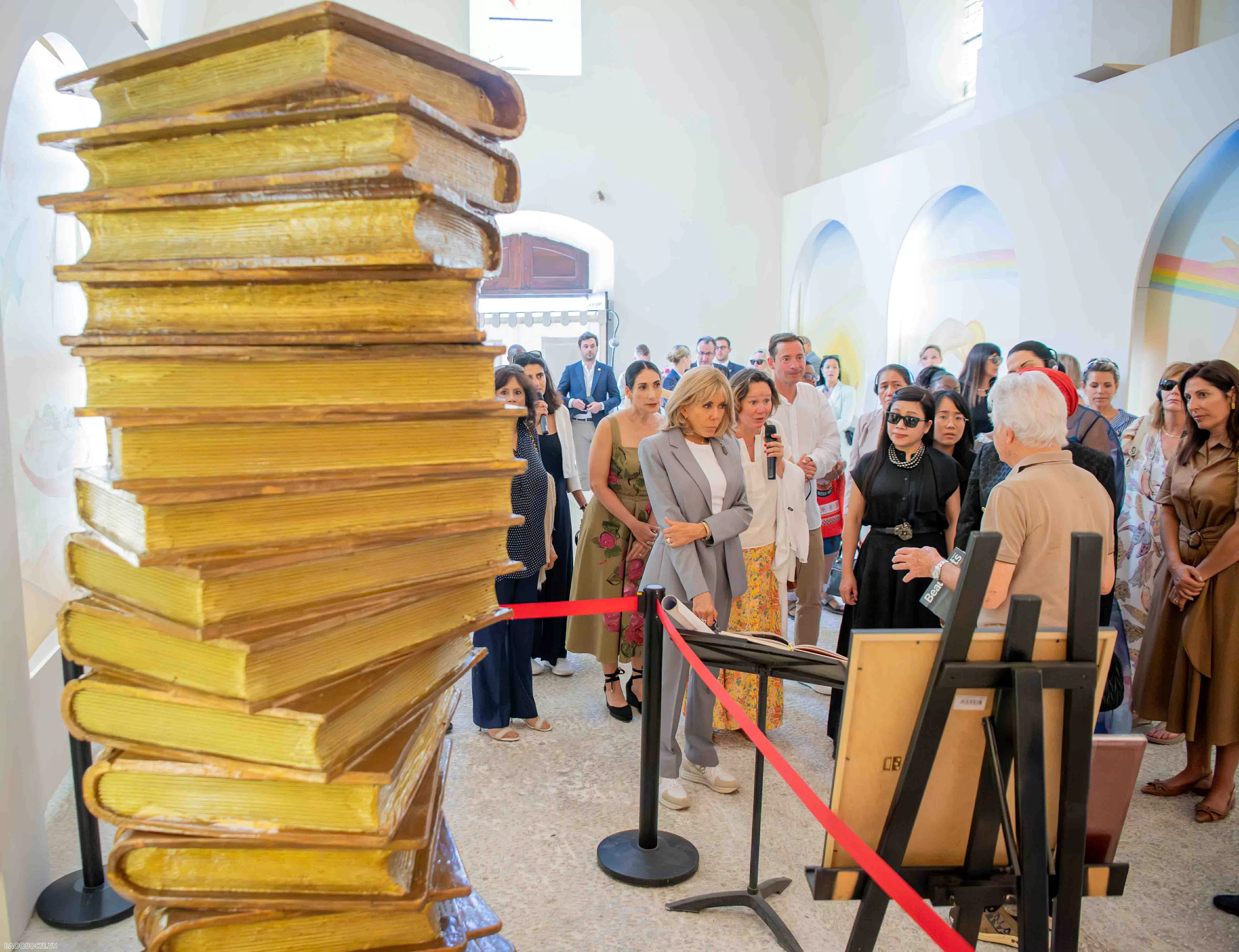 Phu nhân Thủ tướng cùng phu nhân, phu quân các nước dự Hội nghị UNOC 3 tham quan làng cổ Pháp