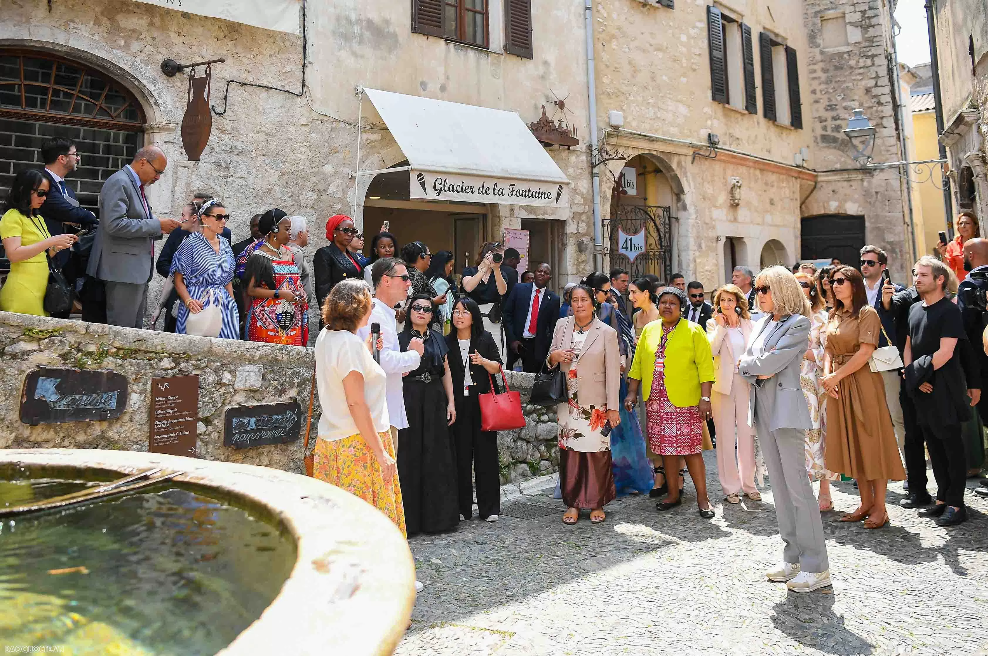 Phu nhân Thủ tướng cùng phu nhân, phu quân các nước dự Hội nghị UNOC 3 tham quan làng cổ Pháp