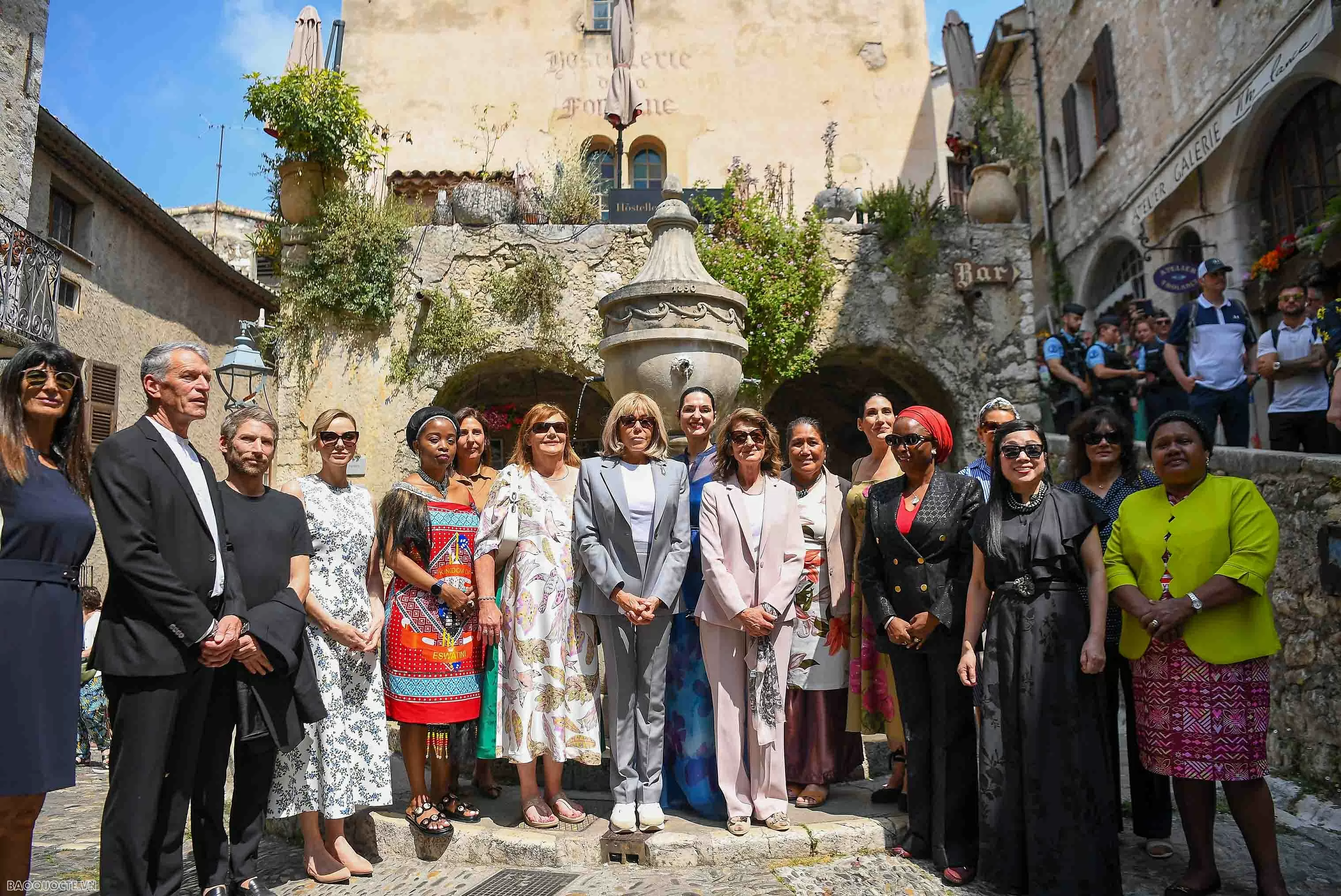 Phu nhân Thủ tướng cùng phu nhân, phu quân các nước dự Hội nghị UNOC 3 tham quan làng cổ Pháp