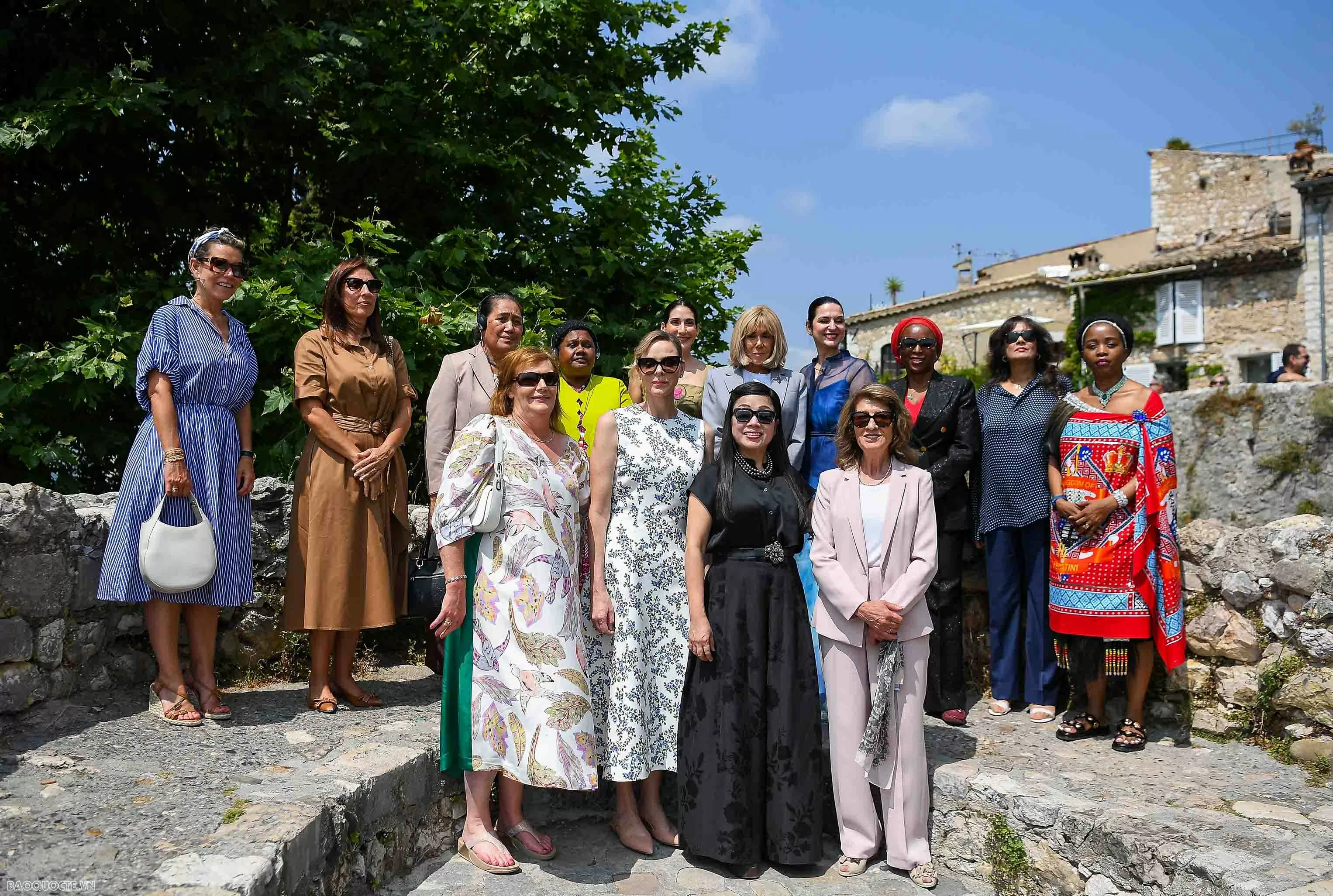 Phu nhân Thủ tướng cùng phu nhân, phu quân các nước dự Hội nghị UNOC 3 tham quan làng cổ Pháp