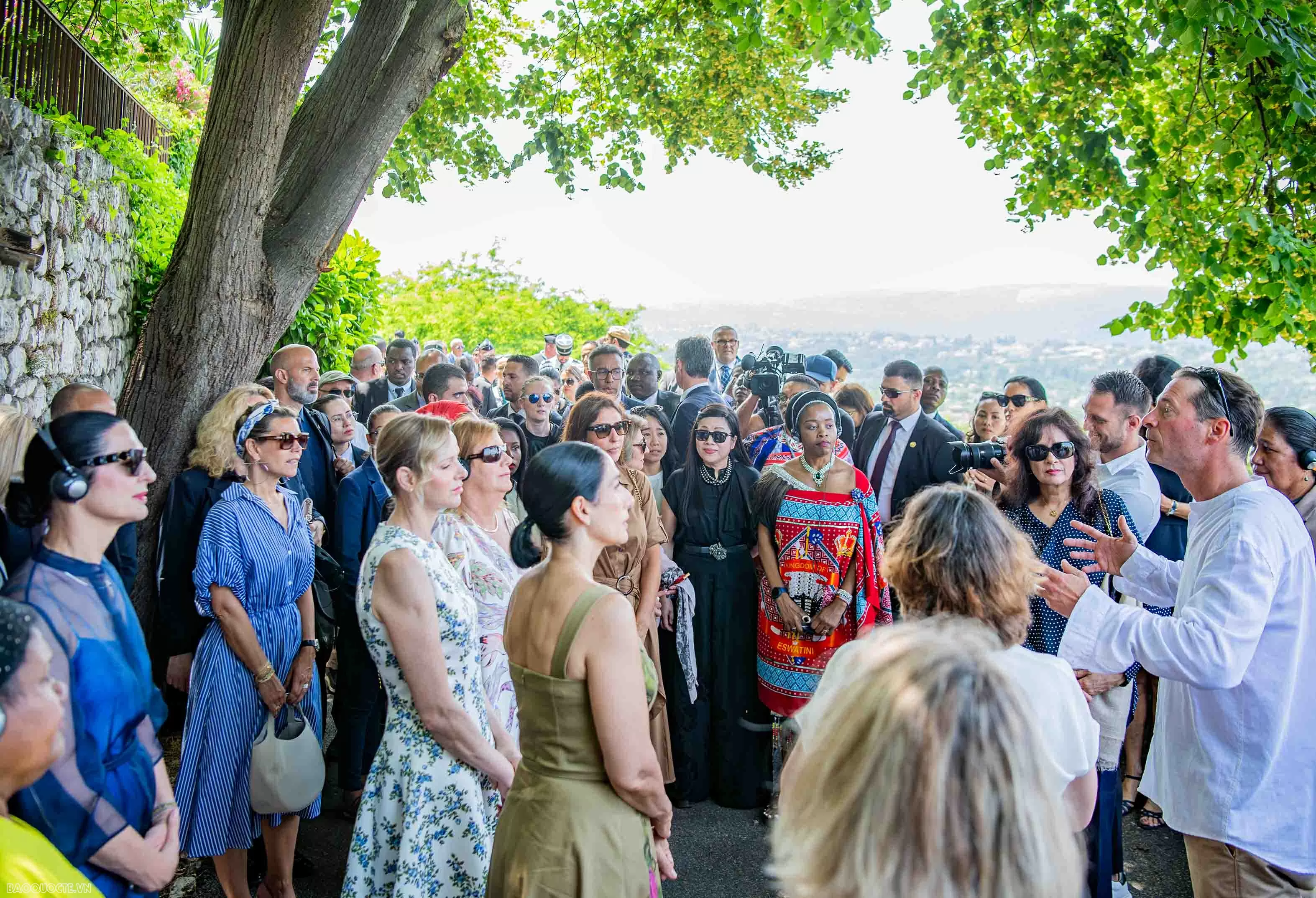 Phu nhân Thủ tướng cùng phu nhân, phu quân các nước dự Hội nghị UNOC 3 tham quan làng cổ Pháp