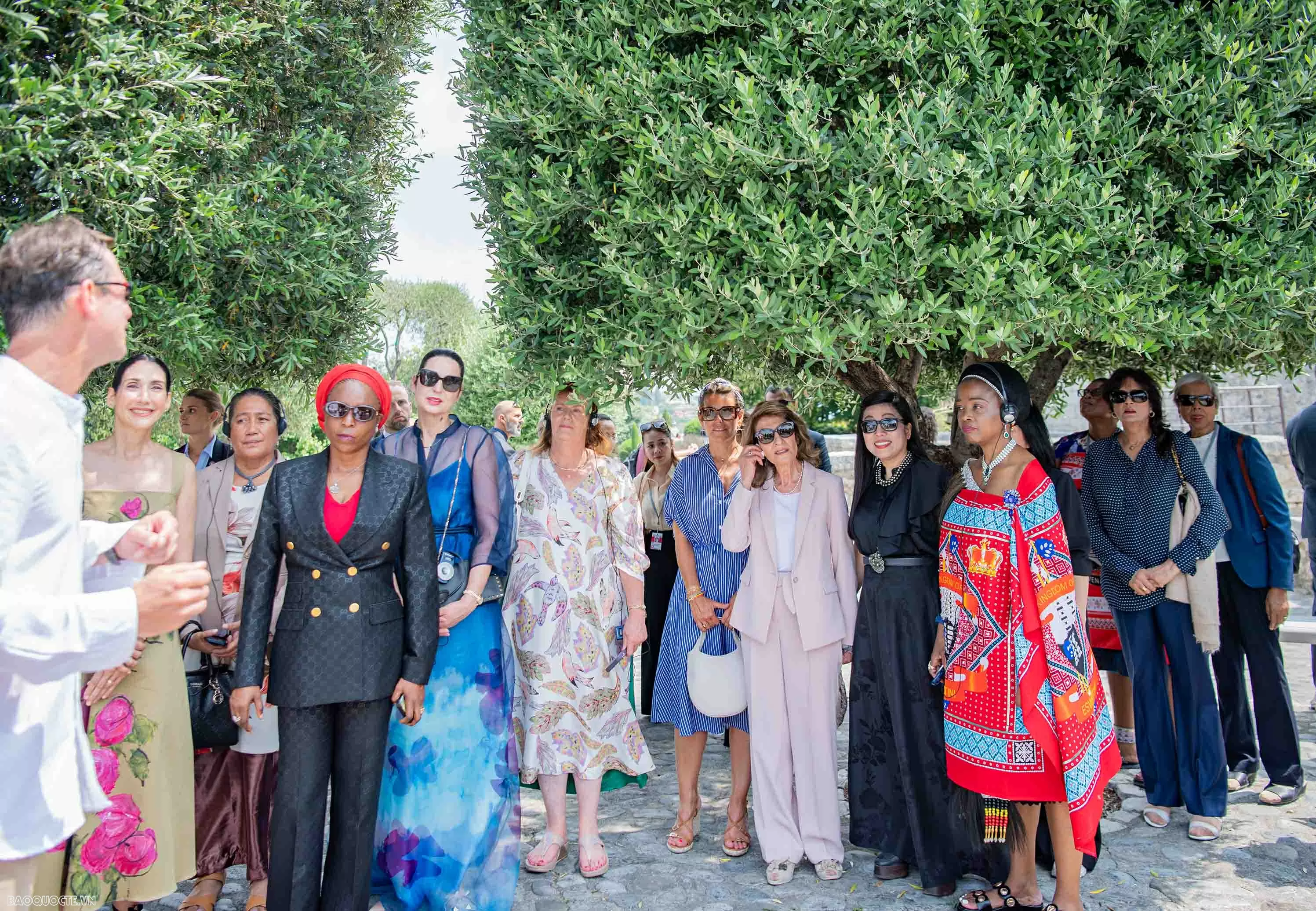 Phu nhân Thủ tướng cùng phu nhân, phu quân các nước dự Hội nghị UNOC 3 tham quan làng cổ Pháp