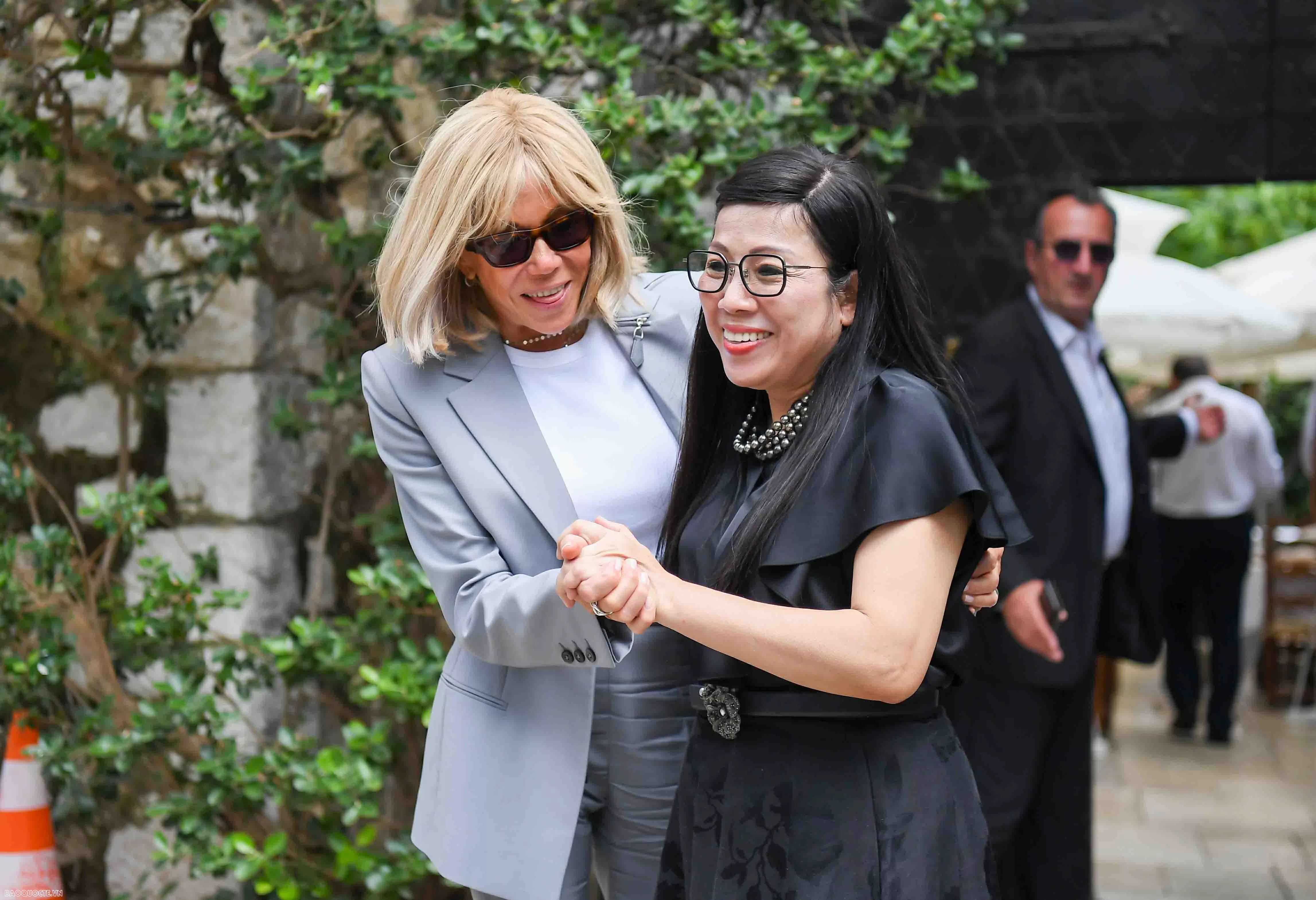 Phu nhân Thủ tướng cùng phu nhân, phu quân các nước dự Hội nghị UNOC 3 tham quan làng cổ Pháp