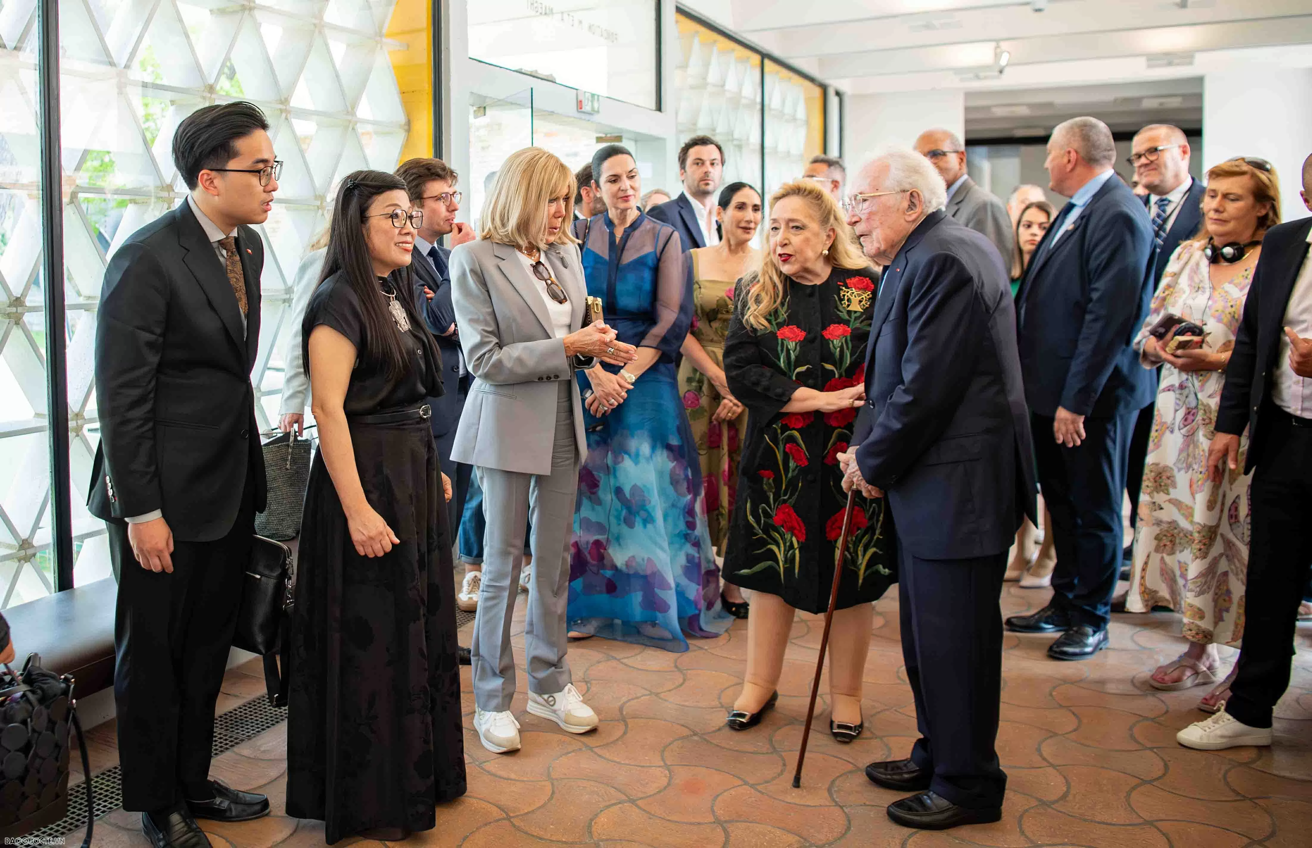 Phu nhân Thủ tướng cùng phu nhân, phu quân các nước dự Hội nghị UNOC 3 tham quan làng cổ Pháp