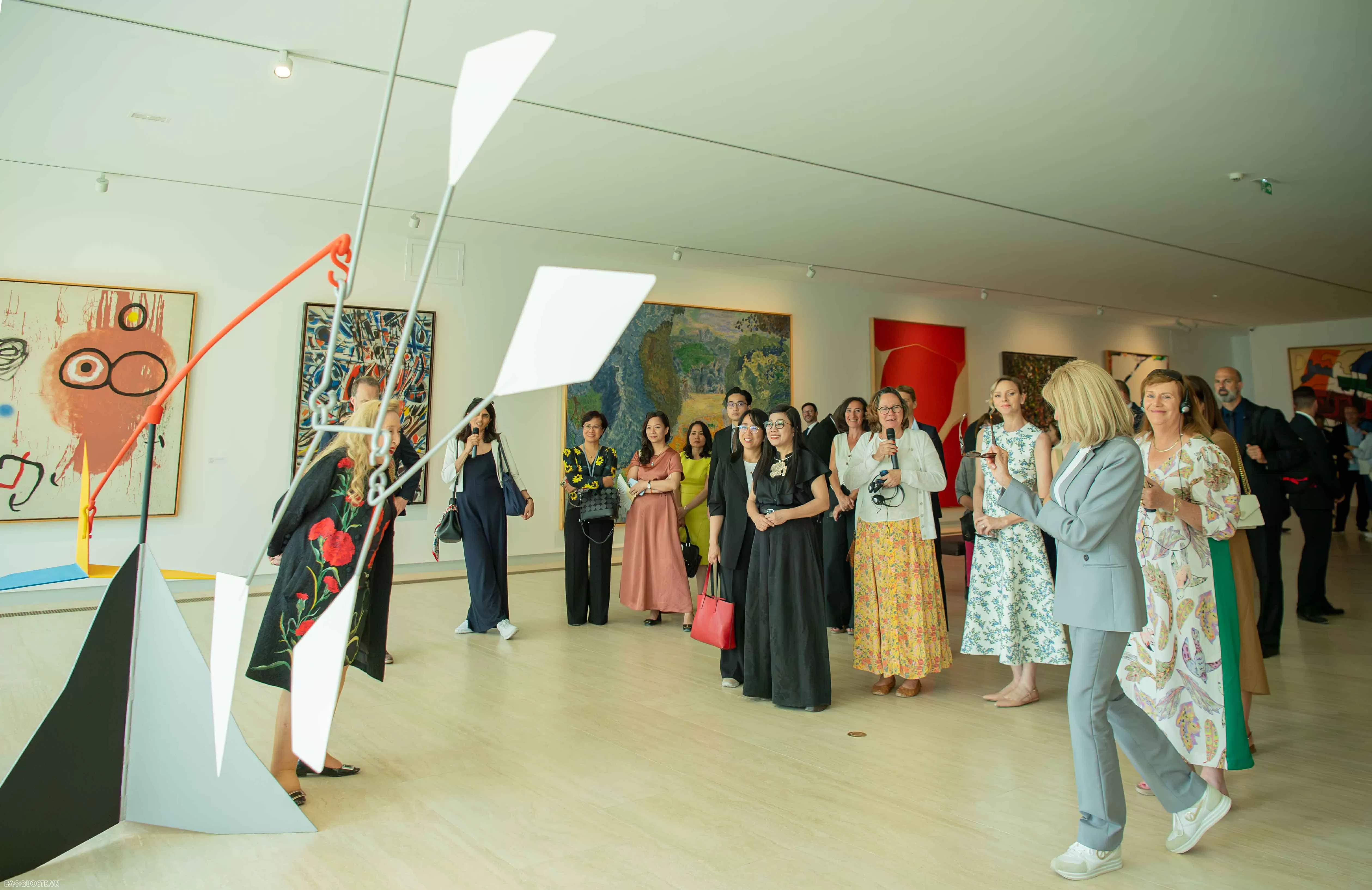 Phu nhân Thủ tướng cùng phu nhân, phu quân các nước dự Hội nghị UNOC 3 tham quan làng cổ Pháp