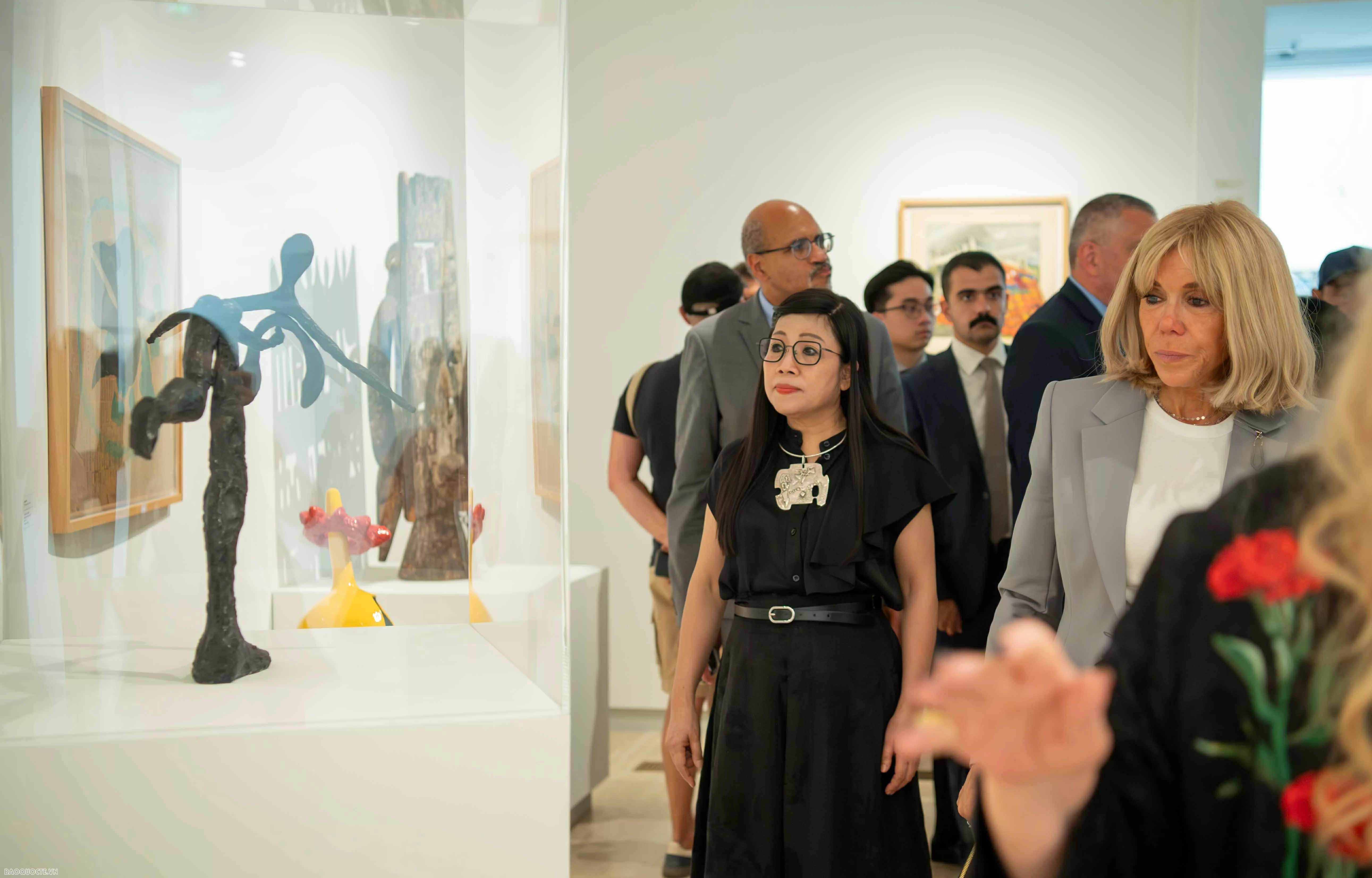 Phu nhân Thủ tướng cùng phu nhân, phu quân các nước dự Hội nghị UNOC 3 tham quan làng cổ Pháp