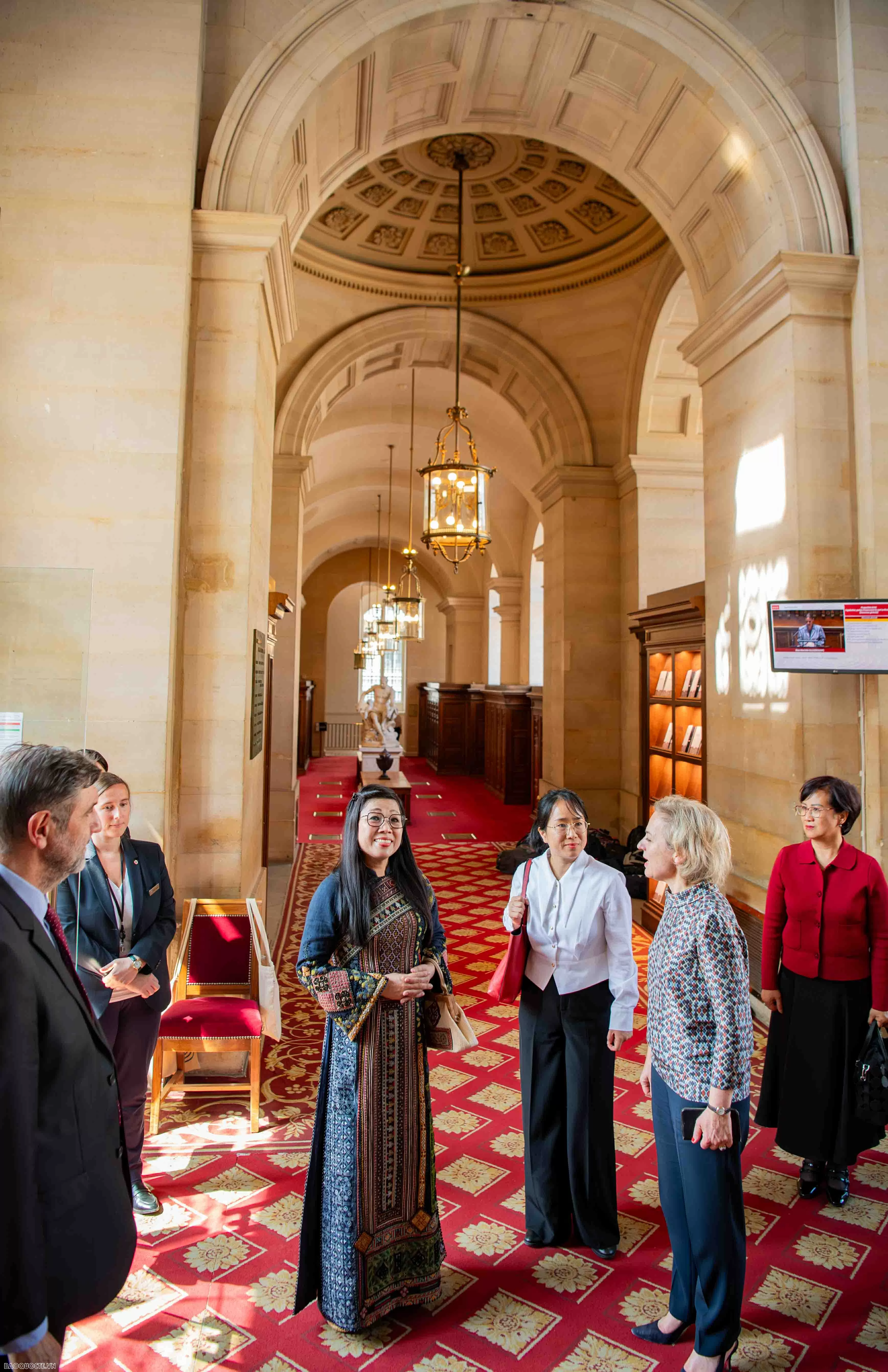 Phu nhân Thủ tướng cùng phu nhân, phu quân các nước dự Hội nghị UNOC 3 tham quan làng cổ Pháp