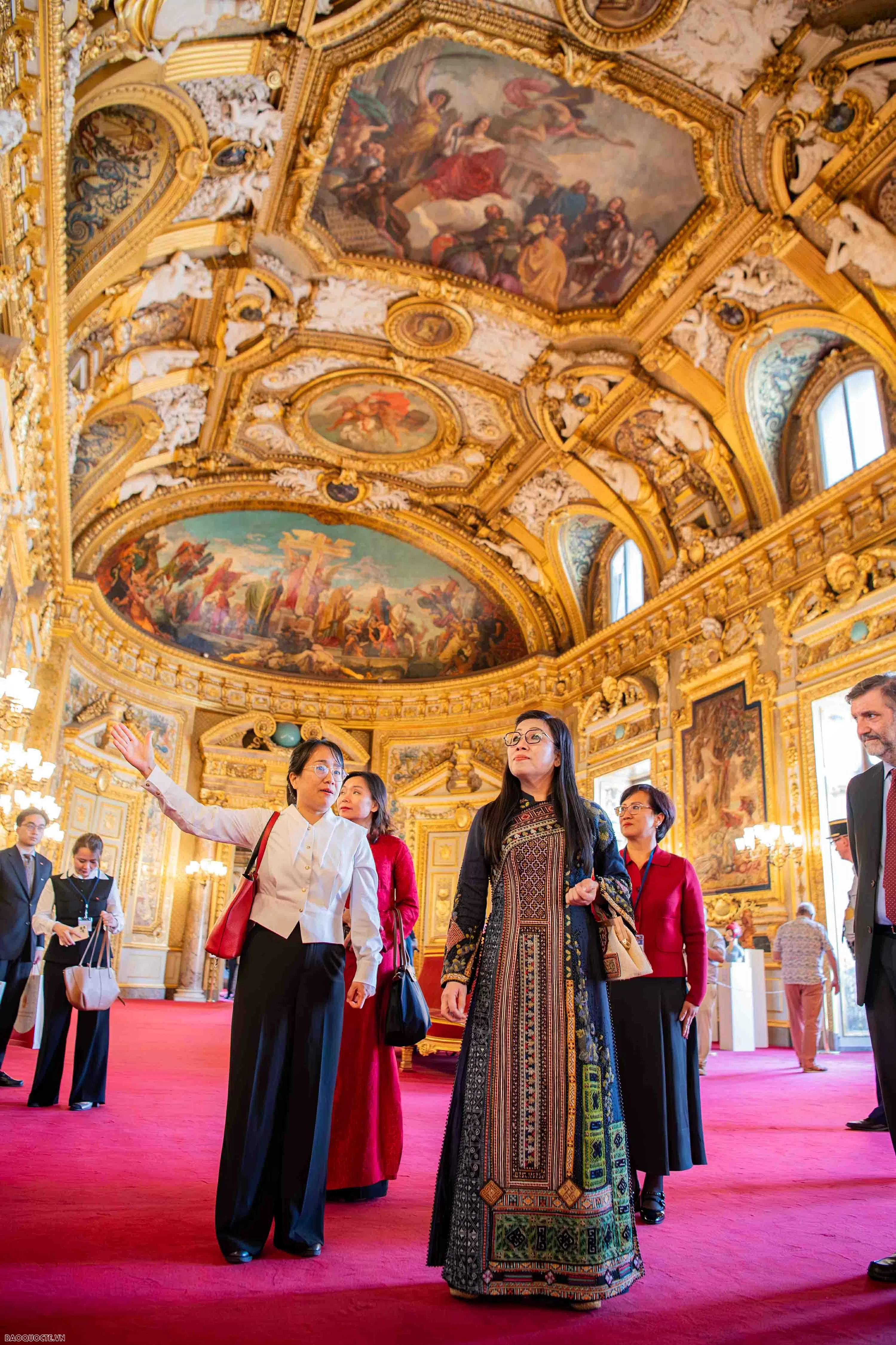 Phu nhân Thủ tướng cùng phu nhân, phu quân các nước dự Hội nghị UNOC 3 tham quan làng cổ Pháp