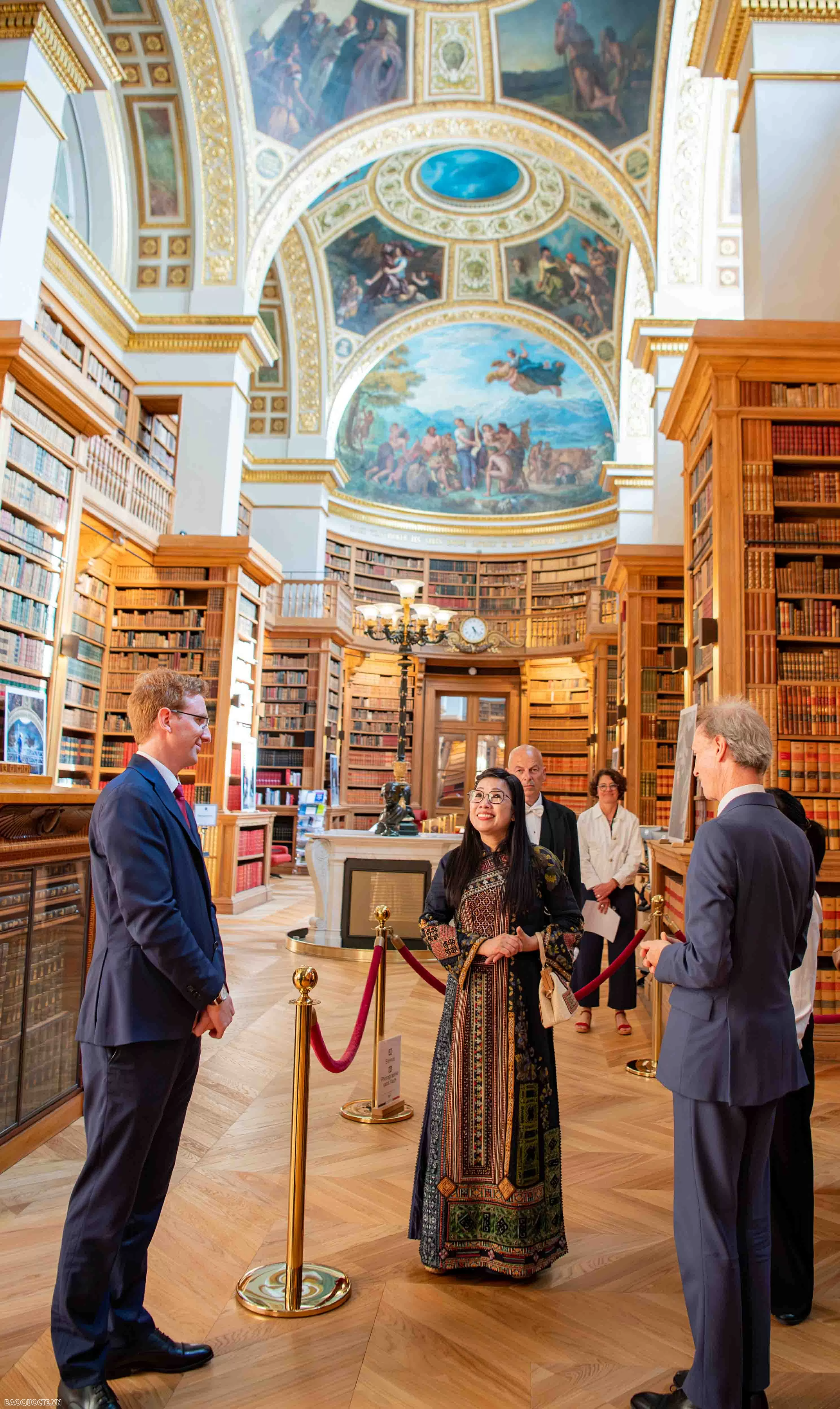 Phu nhân Thủ tướng cùng phu nhân, phu quân các nước dự Hội nghị UNOC 3 tham quan làng cổ Pháp