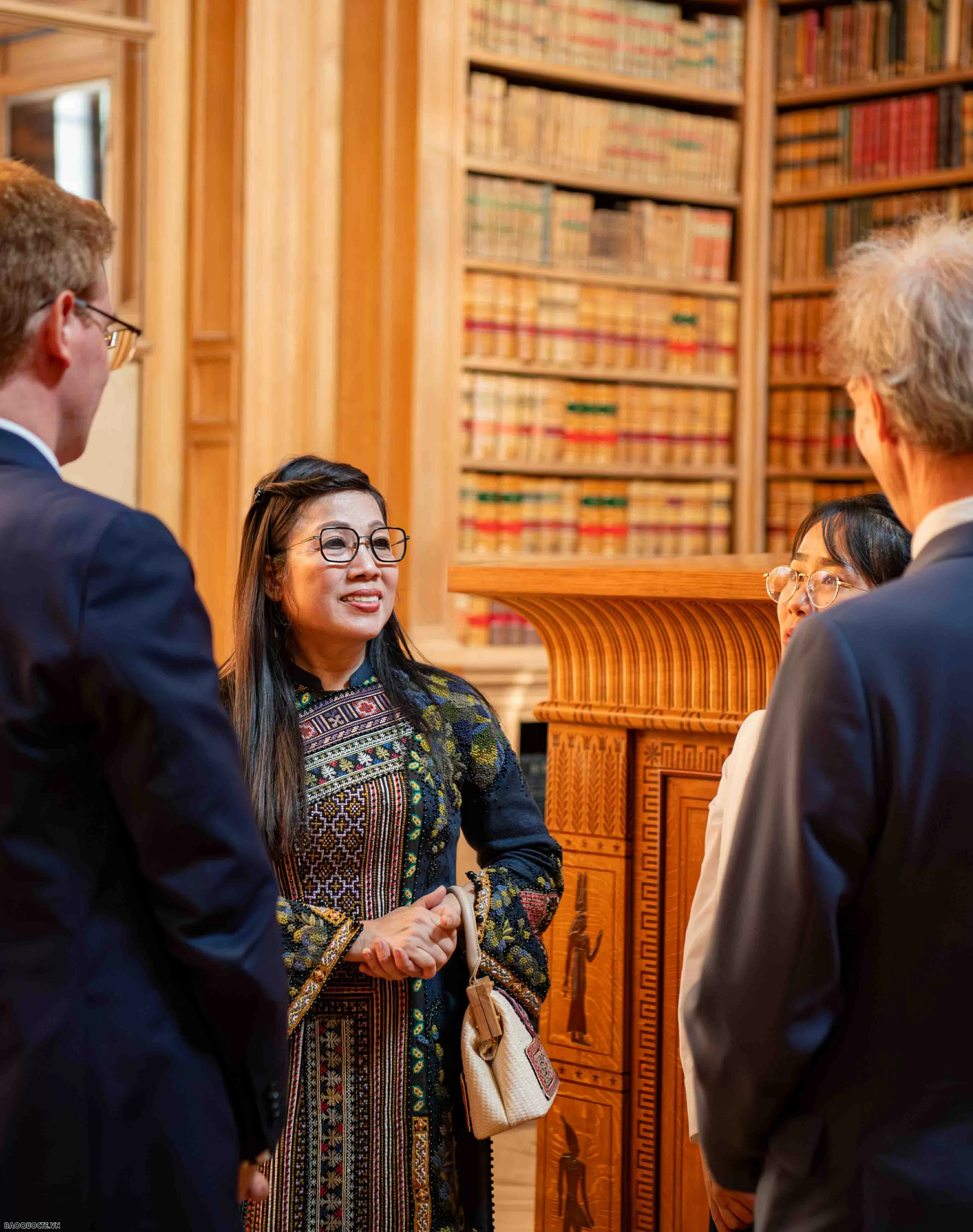 Phu nhân Thủ tướng cùng phu nhân, phu quân các nước dự Hội nghị UNOC 3 tham quan làng cổ Pháp