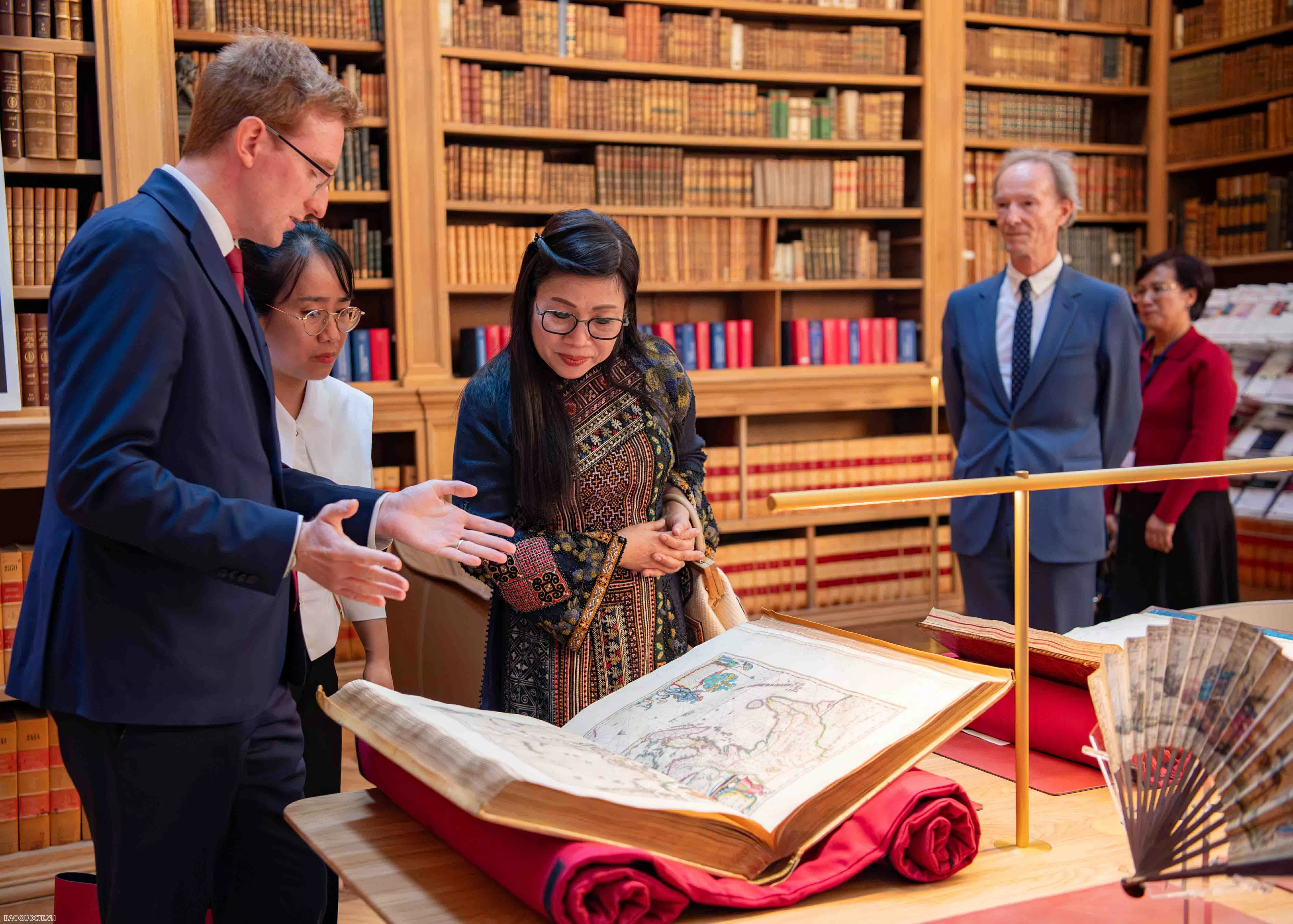 Phu nhân Thủ tướng cùng phu nhân, phu quân các nước dự Hội nghị UNOC 3 tham quan làng cổ Pháp