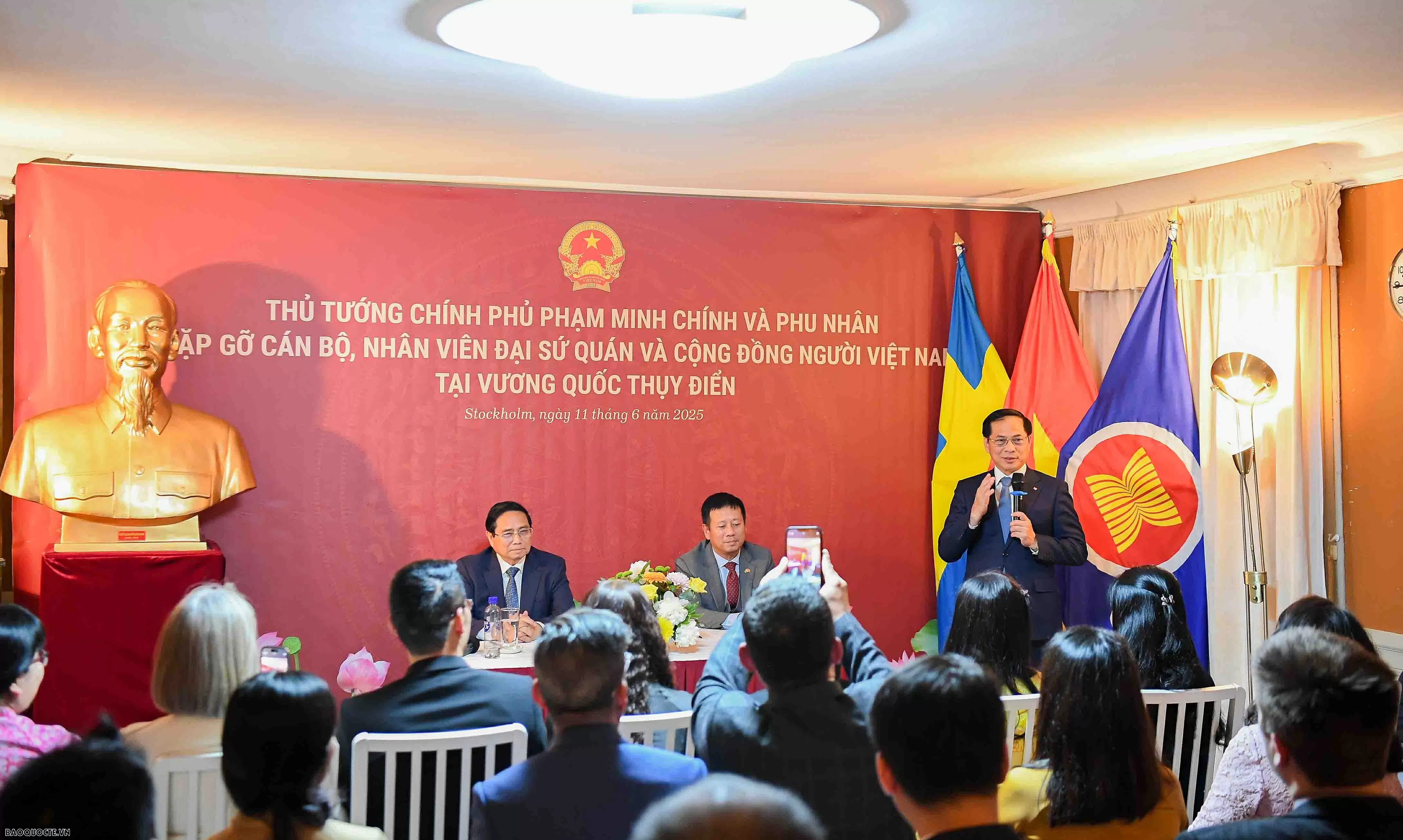 Thủ tướng Phạm Minh Chính: Bà con sống ở đâu cũng tốt, miễn là có tấm lòng yêu quê hương Thủ tướng Phạm Minh Chính: Bà con sống ở đâu cũng tốt, miễn là có tấm lòng yêu quê hương