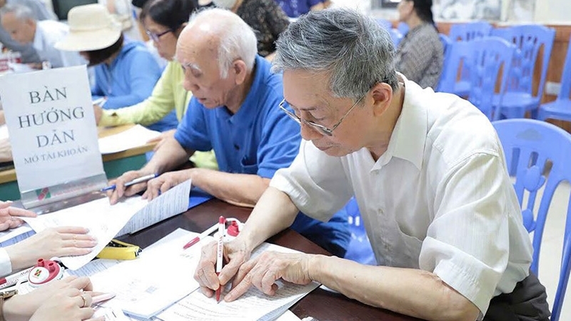 Từ ngày 1/7/2025, người hưởng lương hưu có được giữ phụ cấp khu vực khi chuyển nơi ở?