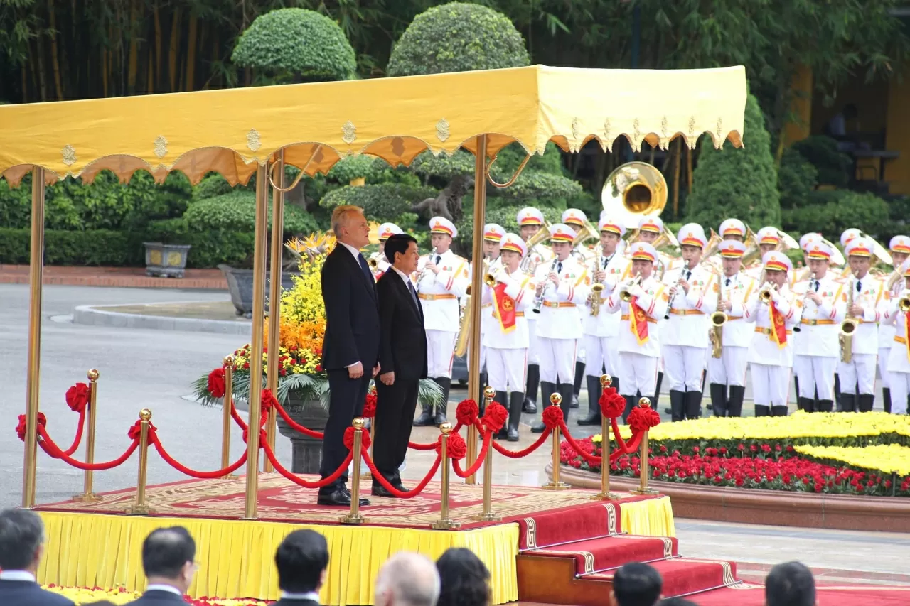 Chủ tịch nước Lương Cường nhiệt liệt chào mừng Tổng thống Lithuania Gitanas Nauseda, hai nhà lãnh đạo bước lên bục danh dự, trong khi Quân nhạc cử Quốc thiều hai nước. (Ảnh: Thành Long)