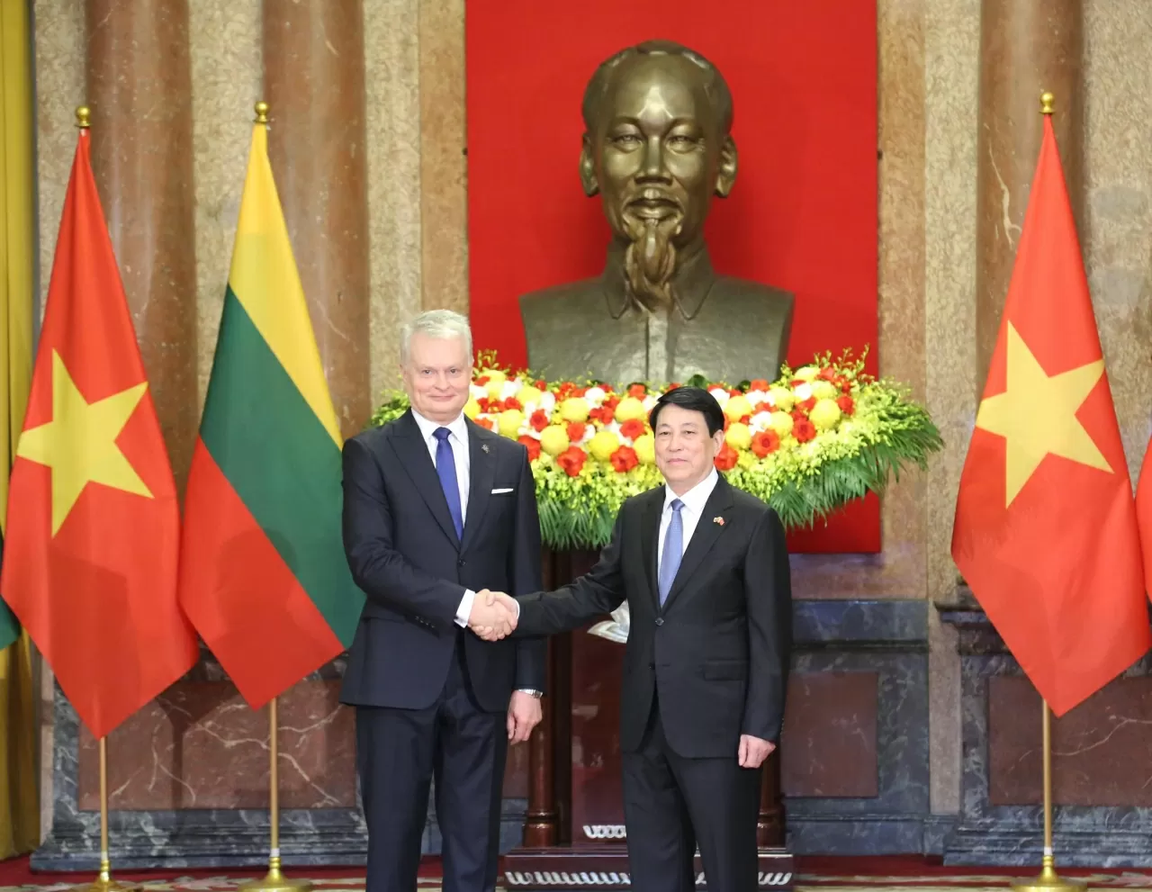 Chủ tịch nước Lương Cường và Tổng thống Gitanas Nauseda chụp ảnh chung trước cuộc Hội đàm. (Ảnh: Thành Long)