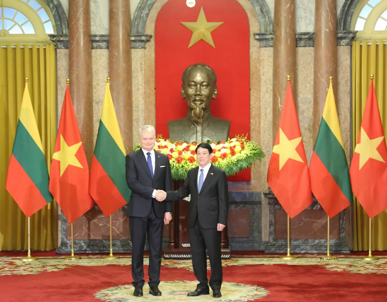 Chủ tịch nước Lương Cường và Tổng thống Gitanas Nauseda chụp ảnh chung trước cuộc Hội đàm. (Ảnh: Thành Long)