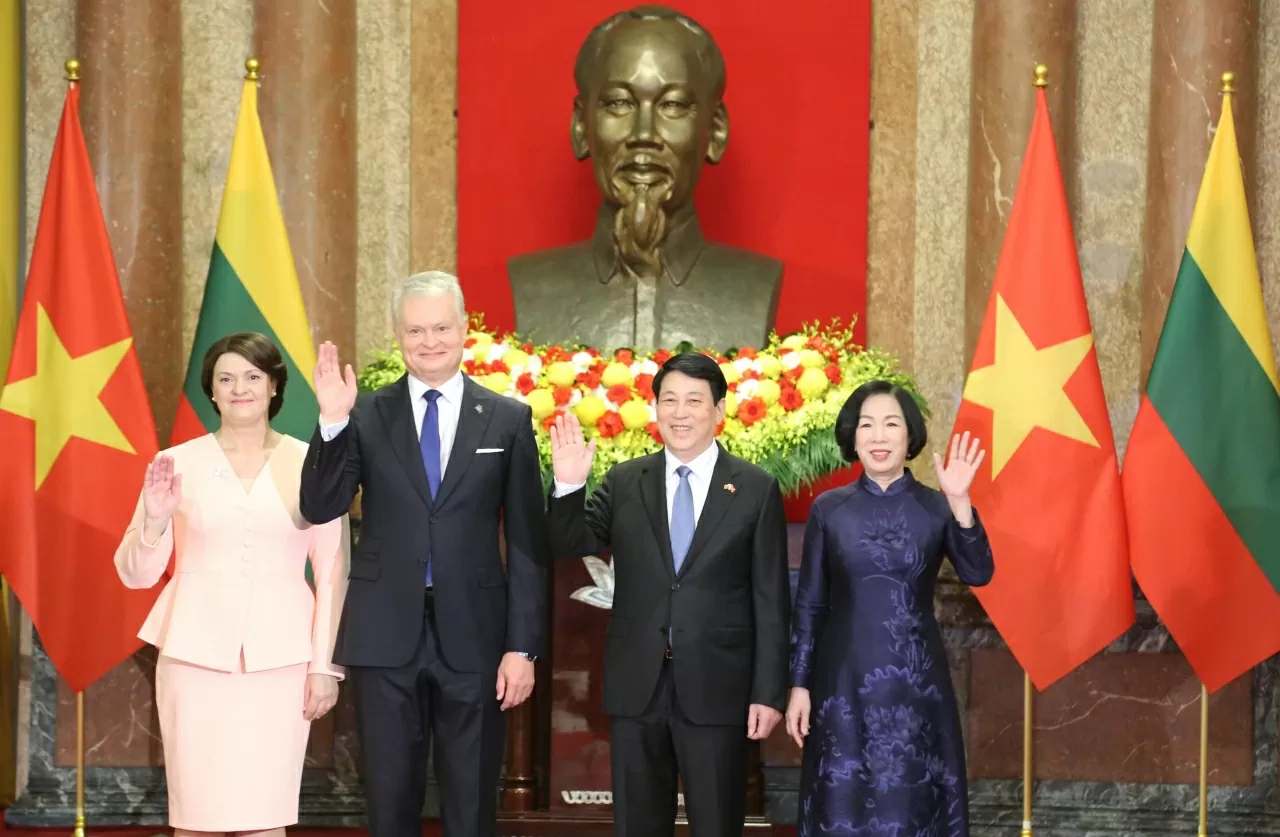Chủ tịch nước Lương Cường và Tổng thống Gitanas Nauseda chụp ảnh chung cùng phu nhân. (Ảnh: Thành Long)
