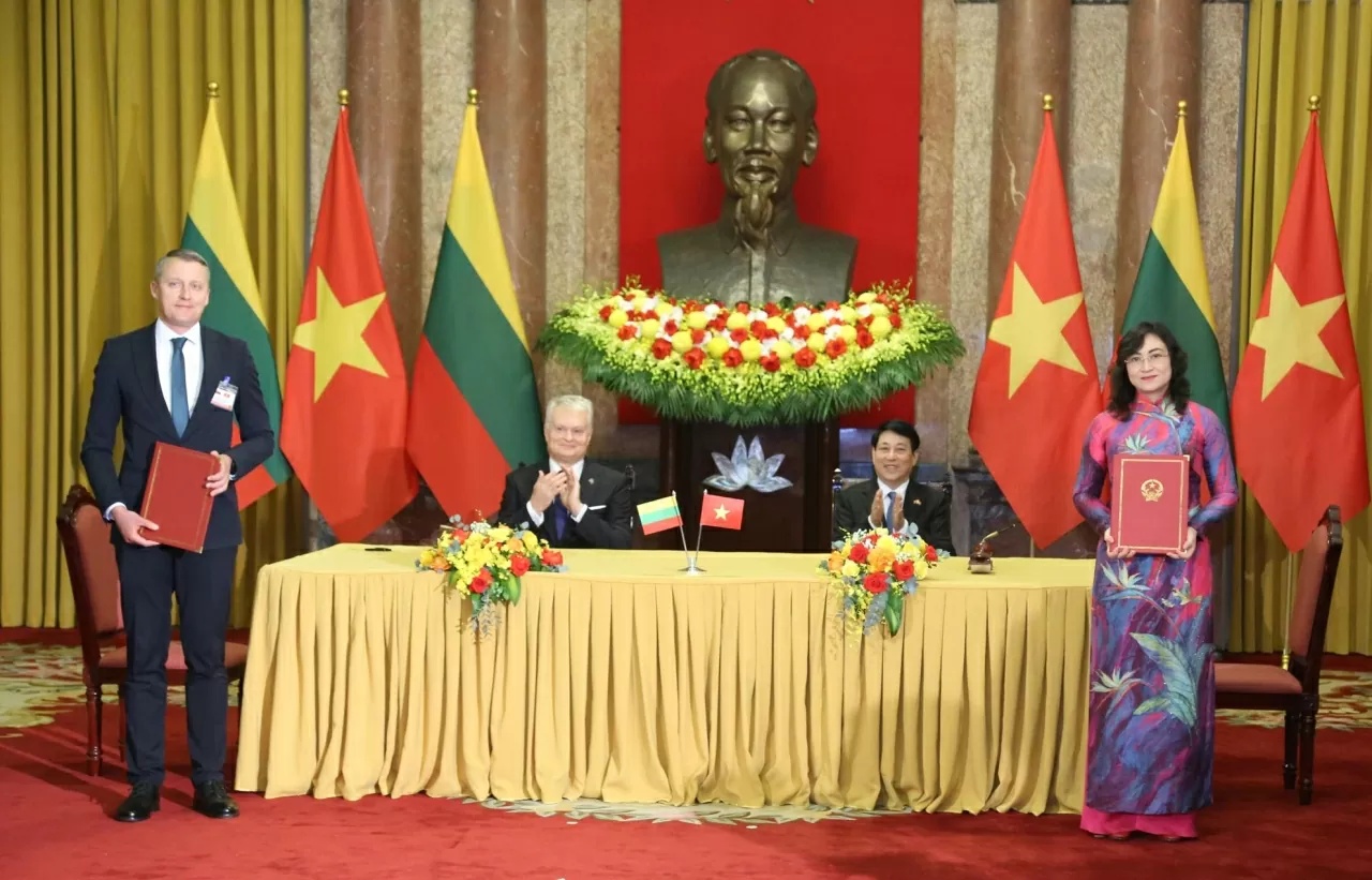 Chủ tịch nước Lương Cường nhiệt và Tổng thống Lithuania Gitanas Nauseda chứng kiến Bản ghi nhớ giữa Bộ Công Thương nước CHXHCN Việt Nam và Bộ Năng lượng nước CH Litva về hợp tác trong lĩnh vực năng lượng. (Ảnh: Thành Long)