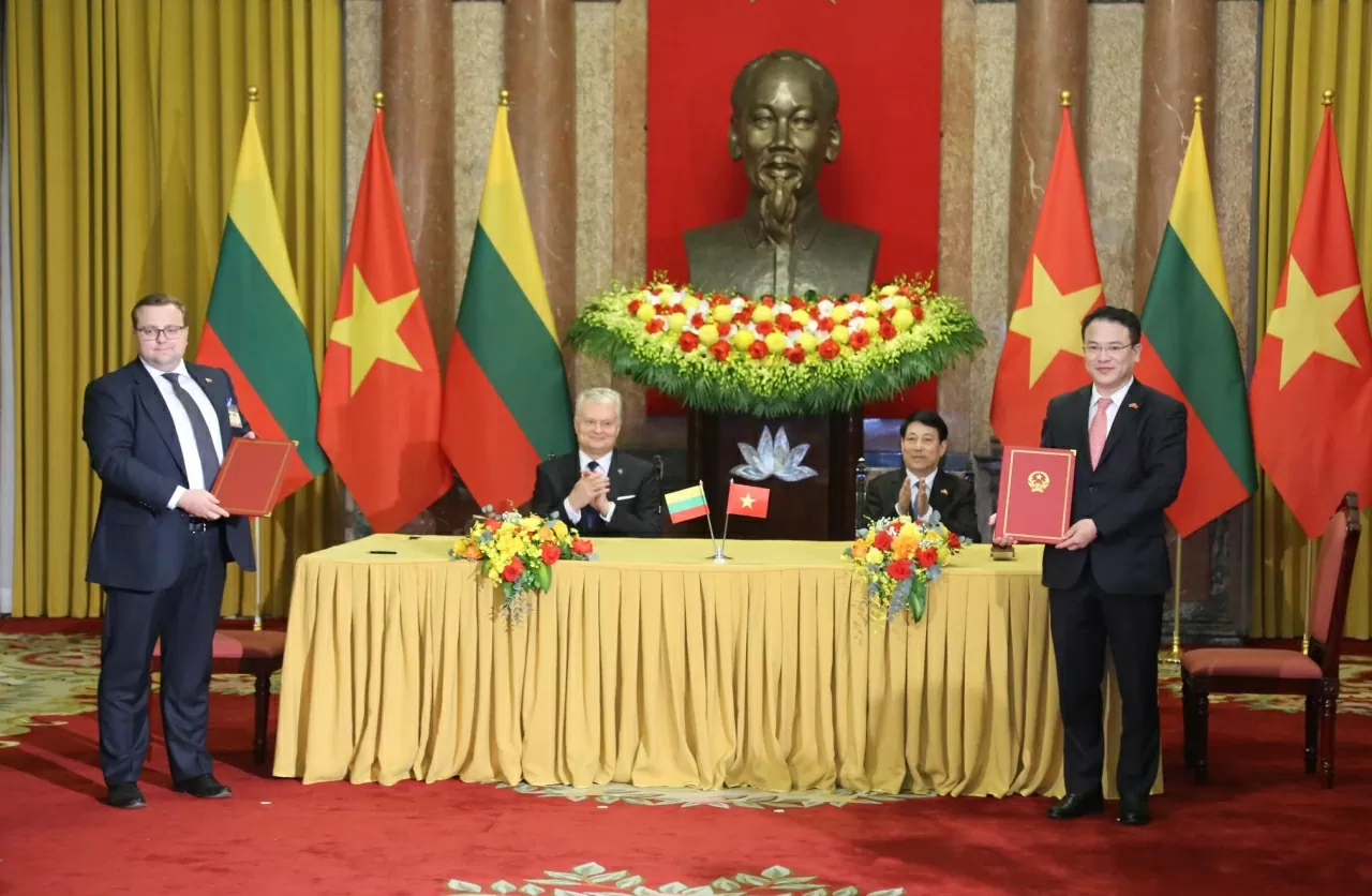 Chủ tịch nước Lương Cường nhiệt và Tổng thống Lithuania Gitanas Nauseda chứng kiến Ý định thư giữa Bộ Tài chính nước CHXHCN Việt Nam và Bộ Tài chính nước CH Litva. (Ảnh: Thành Long)