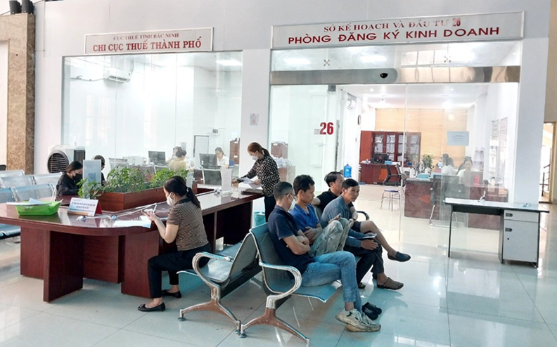 Người dân tham gia giải quyết thủ tục hành chính tại Trung tâm Hành chính công tỉnh Bắc Ninh. (Nguppfn Người dân tham gia giải quyết thủ tục hành chính tại Trung tâm Hành chính công tỉnh Bắc Ninh. (Nguppfn