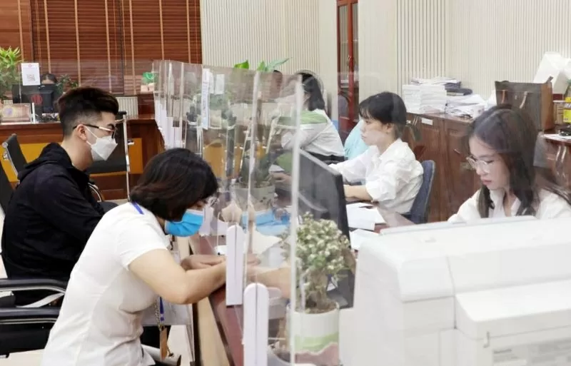 Người dân và doanh nghiệp thực hiện thủ tục hành chính tại Trung tâm Hành chính công tỉnh Bắc Ninh. (Nguồn: VGP) Người dân và doanh nghiệp thực hiện thủ tục hành chính tại Trung tâm Hành chính công tỉnh Bắc Ninh. (Nguồn: VGP)
