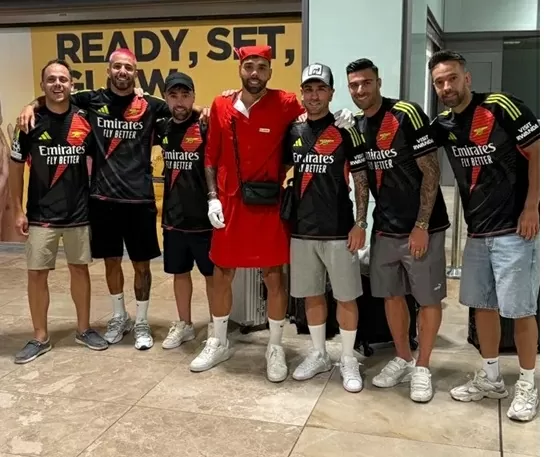 Sao Arsenal hóa trang thành tiếp viên hàng không