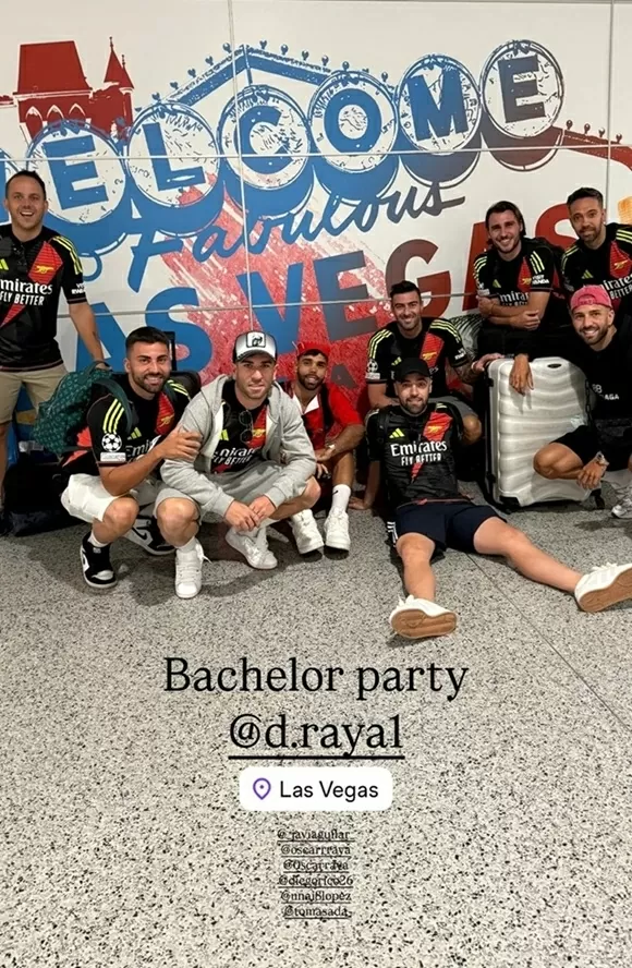 Sao Arsenal hóa trang thành tiếp viên hàng không