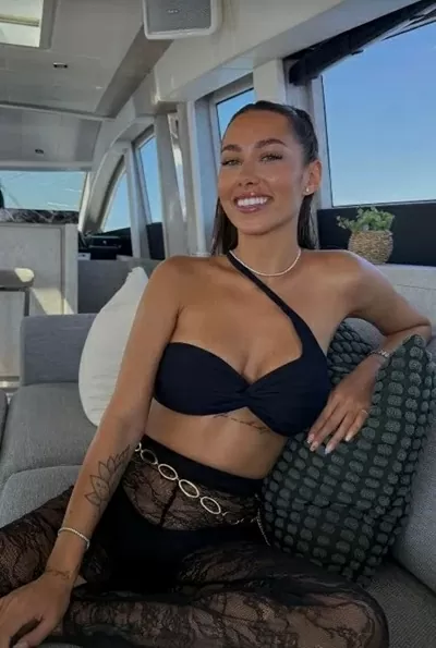 Sao Arsenal hóa trang thành tiếp viên hàng không Sao Arsenal hóa trang thành tiếp viên hàng không