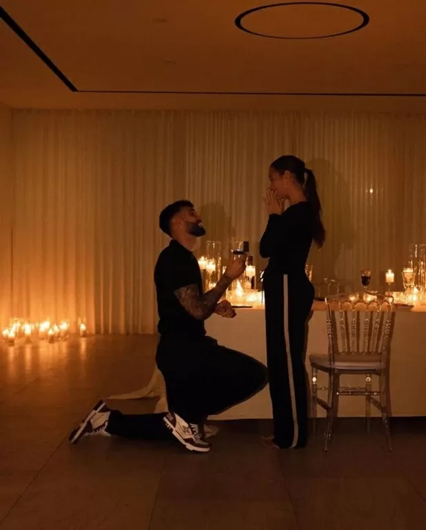 Sao Arsenal hóa trang thành tiếp viên hàng không