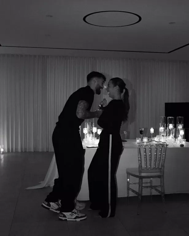 Sao Arsenal hóa trang thành tiếp viên hàng không