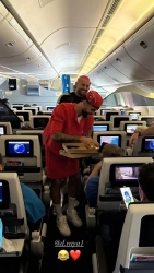 Sao Arsenal Raya hóa trang thành tiếp viên hàng không