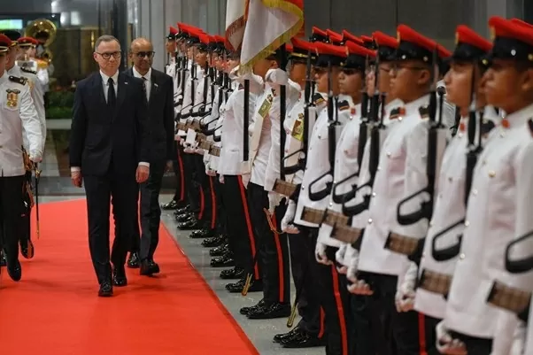 Tổng thống Singapore Tharman Shanmugaratnam chào đón Tổng thống Ba Lan Andrzej Duda thăm cấp nhà nước tới Singapore từ ngày 11-13/6/2025. (Nguồn: Straits Times)