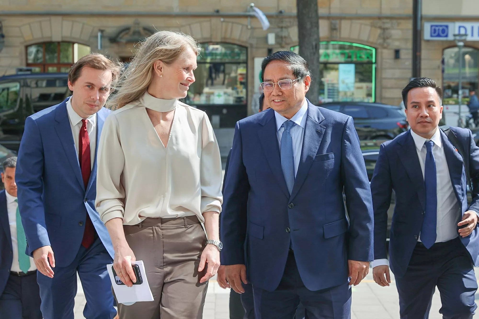 Lãnh đạo Đại học Kinh tế Stockholm đón Thủ tướng Phạm Minh Chính tới thăm và phát biểu chính sách tại trường - Ảnh: VGP/Nhật Bắc Lãnh đạo Đại học Kinh tế Stockholm đón Thủ tướng Phạm Minh Chính tới thăm và phát biểu chính sách tại trường - Ảnh: VGP/Nhật Bắc