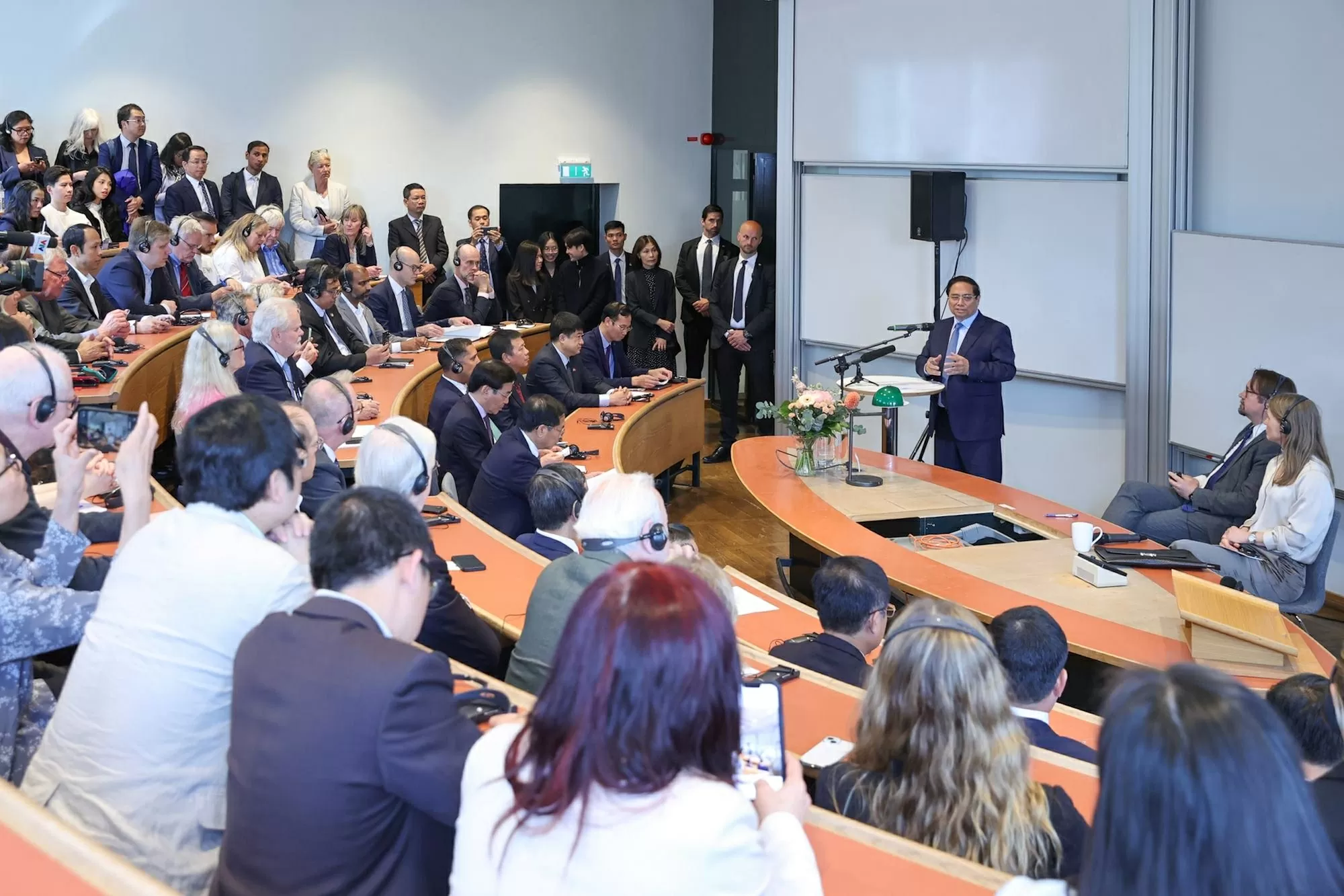 Thủ tướng chia sẻ về 3 nội dung chính: Khái quát tình hình thế giới và khu vực hiện nay; Định hướng phát triển của Việt Nam; Tầm nhìn quan hệ Việt Nam – Thụy Điển trong kỷ nguyên mới - Ảnh: VGP/Nhật Bắc Thủ tướng chia sẻ về 3 nội dung chính: Khái quát tình hình thế giới và khu vực hiện nay; Định hướng phát triển của Việt Nam; Tầm nhìn quan hệ Việt Nam – Thụy Điển trong kỷ nguyên mới - Ảnh: VGP/Nhật Bắc