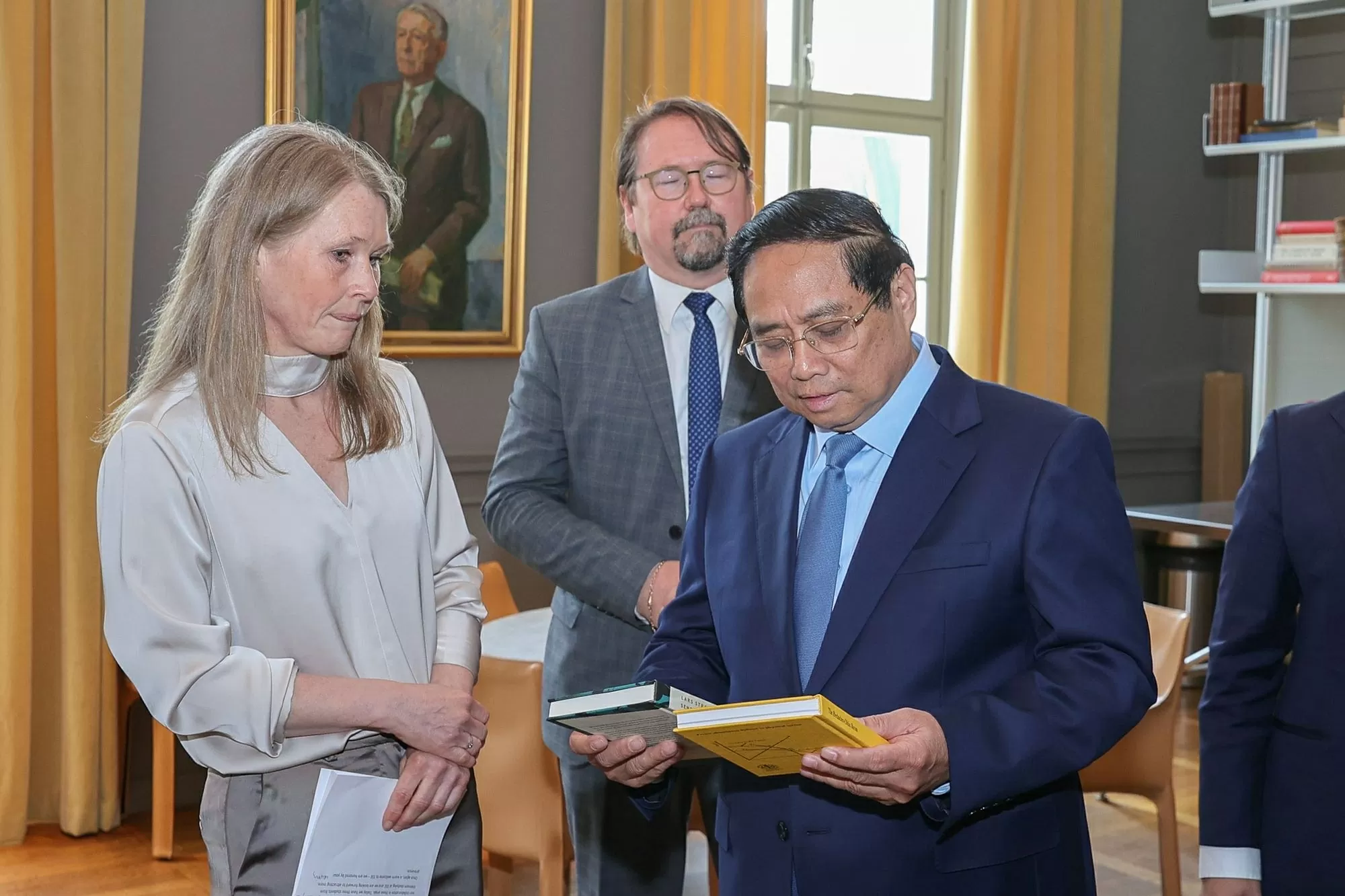 Lãnh đạo Đại học Kinh tế Stockholm tặng sách cho Thủ tướng - Ảnh: VGP/Nhật Bắc Lãnh đạo Đại học Kinh tế Stockholm tặng sách cho Thủ tướng - Ảnh: VGP/Nhật Bắc