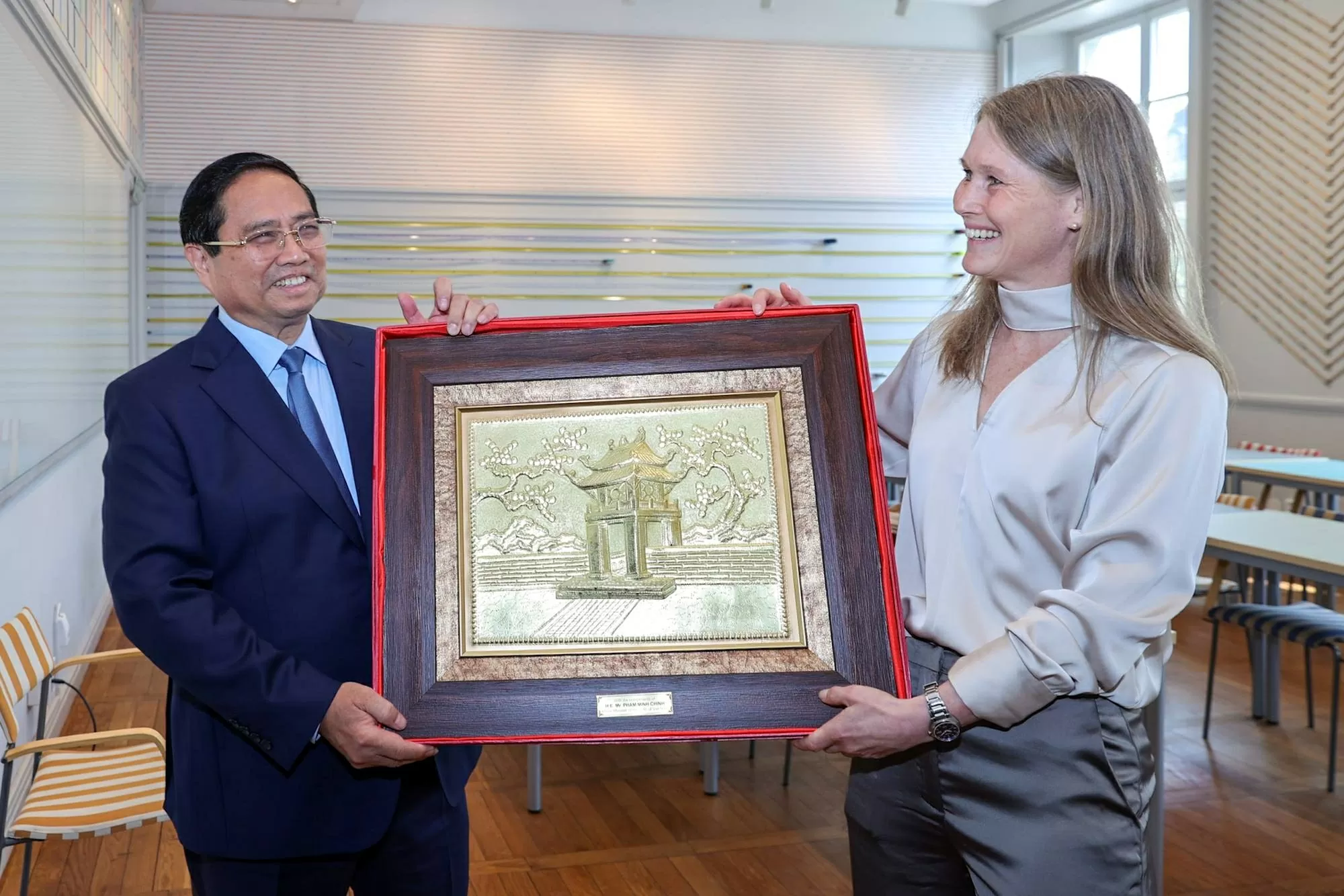 Thủ tướng tặng quà lưu niệm cho Đại học Kinh tế Stockholm - Ảnh: VGP/Nhật Bắc