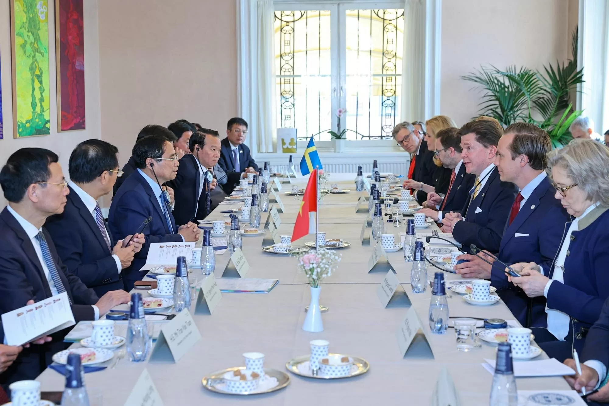 Hai nhà lãnh đạo nhất trí cho rằng Việt Nam và Thụy Điển cần tăng cường đoàn kết, hợp tác trên nền tảng hữu nghị truyền thống tốt đẹp, trên các kênh Đảng, Chính phủ, Quốc hội và giao lưu nhân dân, góp phần thúc đẩy chủ nghĩa đa phương, đoàn kết quốc tế. (Ảnh: Đoàn Bắc) Hai nhà lãnh đạo nhất trí cho rằng Việt Nam và Thụy Điển cần tăng cường đoàn kết, hợp tác trên nền tảng hữu nghị truyền thống tốt đẹp, trên các kênh Đảng, Chính phủ, Quốc hội và giao lưu nhân dân, góp phần thúc đẩy chủ nghĩa đa phương, đoàn kết quốc tế. (Ảnh: Đoàn Bắc)