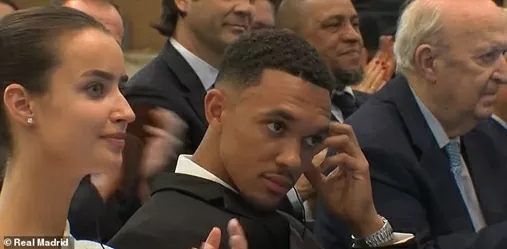Bạn gái rạng rỡ trong ngày Trent Alexander-Arnold ra mắt Real Madrid