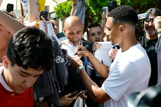 Bạn gái rạng rỡ trong ngày Trent Alexander-Arnold ra mắt Real Madrid