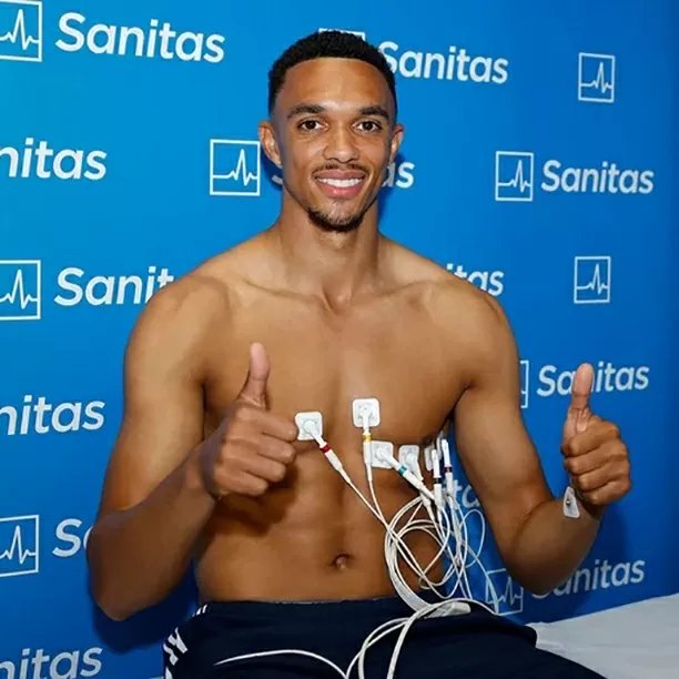 Bạn gái rạng rỡ trong ngày Trent Alexander-Arnold ra mắt Real Madrid