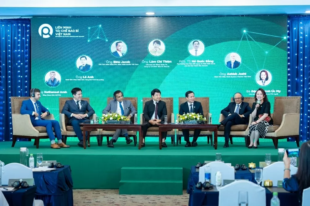 Bà Ức My, Chủ tịch HĐQT AgriS điều phối phiên thảo luận bàn tròn Hội nghị cùng các lãnh đạo cấp cao các tập đoàn trong Liên Minh và ĐH Quốc gia TP.HCM, tập trung vào tam giác 3 Nhà. Bà Ức My, Chủ tịch HĐQT AgriS điều phối phiên thảo luận bàn tròn Hội nghị cùng các lãnh đạo cấp cao các tập đoàn trong Liên Minh và ĐH Quốc gia TP.HCM, tập trung vào tam giác 3 Nhà.