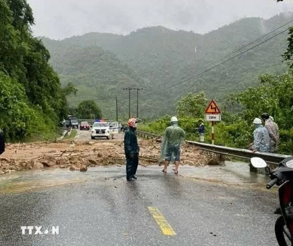 Mưa lớn gây sạt lở tại Km280 Hồ Chí Minh nhánh Tây. 