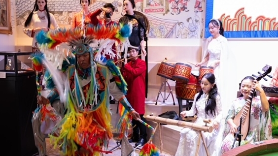 EXPO 2025: Vũ điệu múa vòng dân gian của thổ dân Mỹ hòa tấu cùng đàn bầu, đàn t’rưng của Việt Nam