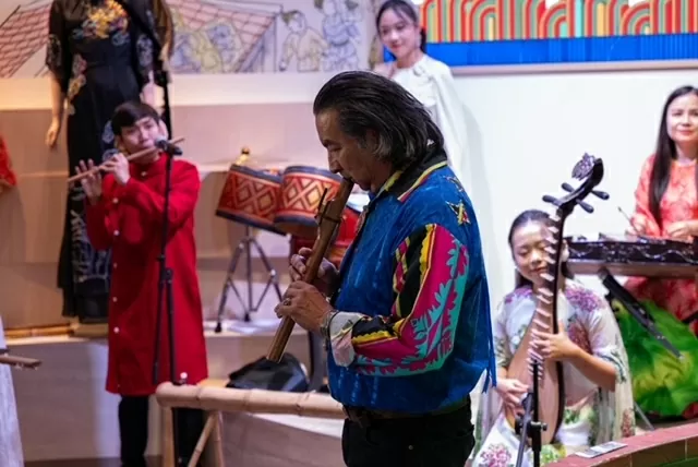 EXPO 2025: Vũ điệu múa vòng dân gian của thổ dân Mỹ hòa tấu cùng đàn bầu, t’rưng của Việt Nam EXPO 2025: Vũ điệu múa vòng dân gian của thổ dân Mỹ hòa tấu cùng đàn bầu, đàn t’rưng của Việt Nam