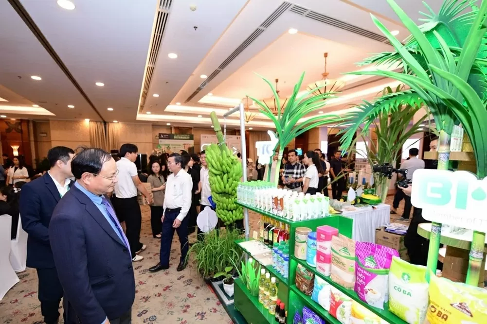 Ông Lê Minh Ngân - Thứ trưởng Bộ Nông nghiệp và Môi trường tìm hiểu các sản phẩm nông nghiệp tuần hoàn tại gian hàng của AgriS. Nguồn ảnh: Báo Tuổi trẻ. Ông Lê Minh Ngân - Thứ trưởng Bộ Nông nghiệp và Môi trường tìm hiểu các sản phẩm nông nghiệp tuần hoàn tại gian hàng của AgriS. Nguồn ảnh: Báo Tuổi trẻ.